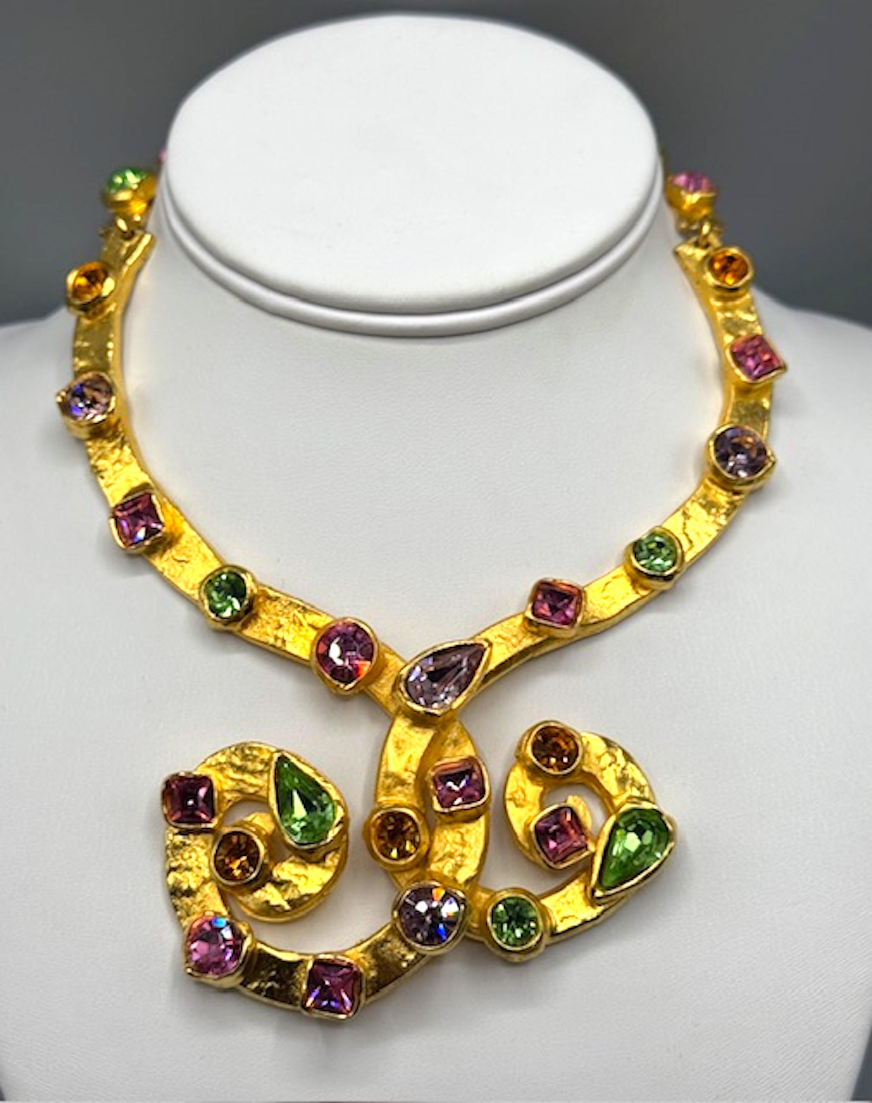 Die Drehmoment-Halskette von Edouard Rambaud aus den 1980er Jahren im altgriechischen Stil ist ein eindrucksvolles Beispiel für den kühnen und kunstvollen Modeschmuck des renommierten französischen Designers. Zu seinen einzigartigen Merkmalen