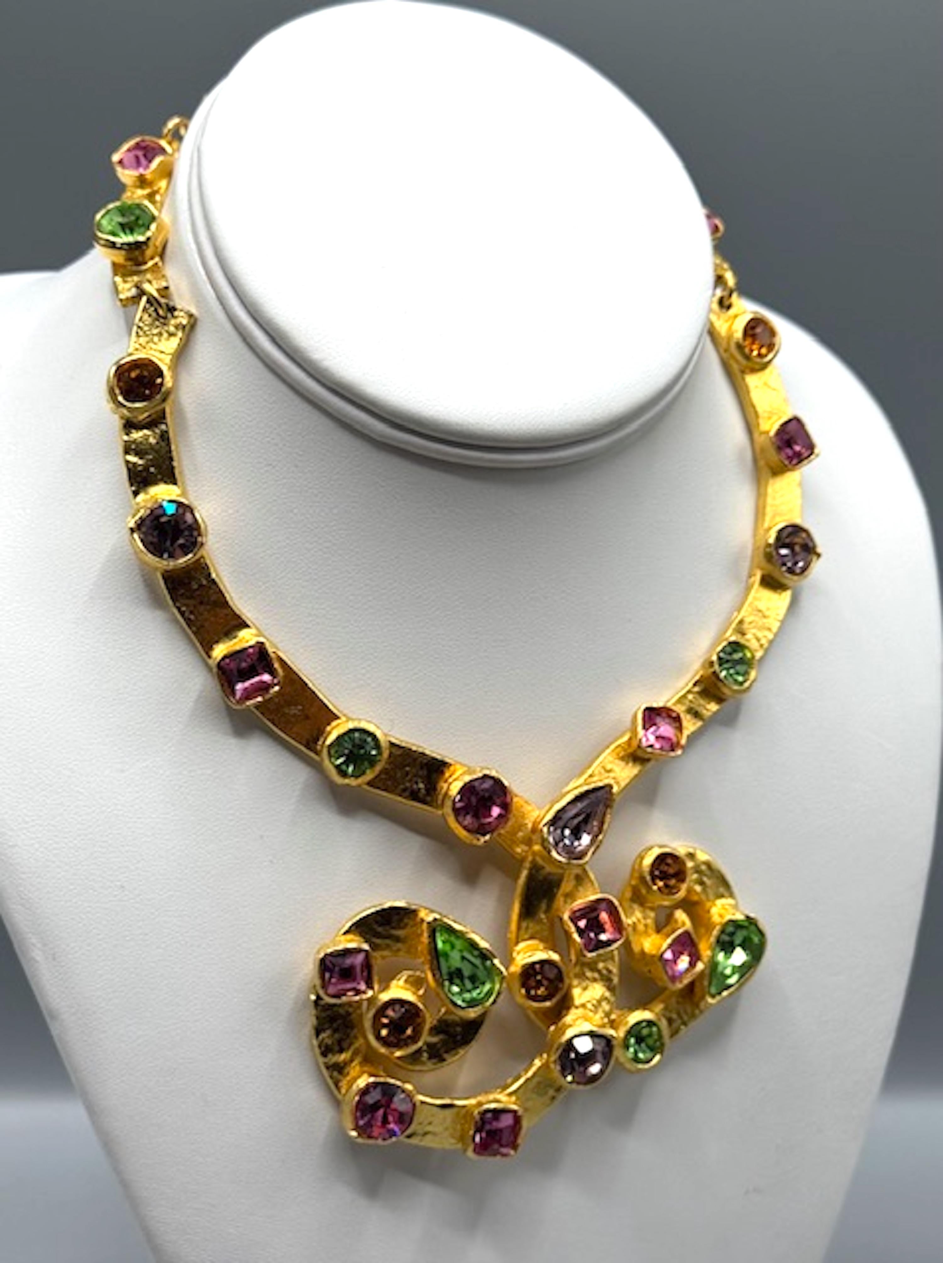 Halskette im Torque-Stil von Edouard Rambaud, Gold & Pastell, Strass, 1980er Jahre im Zustand „Gut“ im Angebot in New York, NY