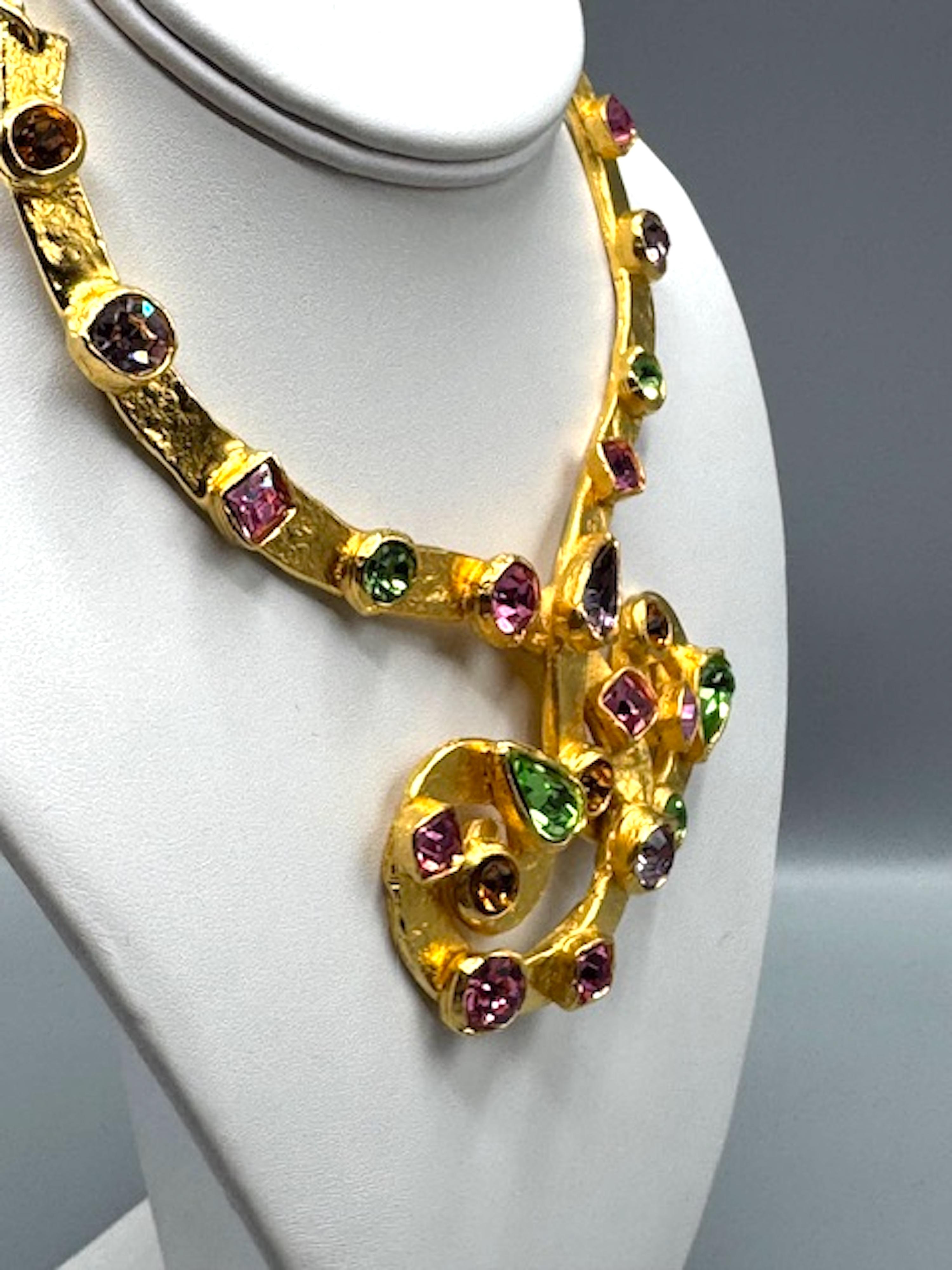 Halskette im Torque-Stil von Edouard Rambaud, Gold & Pastell, Strass, 1980er Jahre Damen im Angebot
