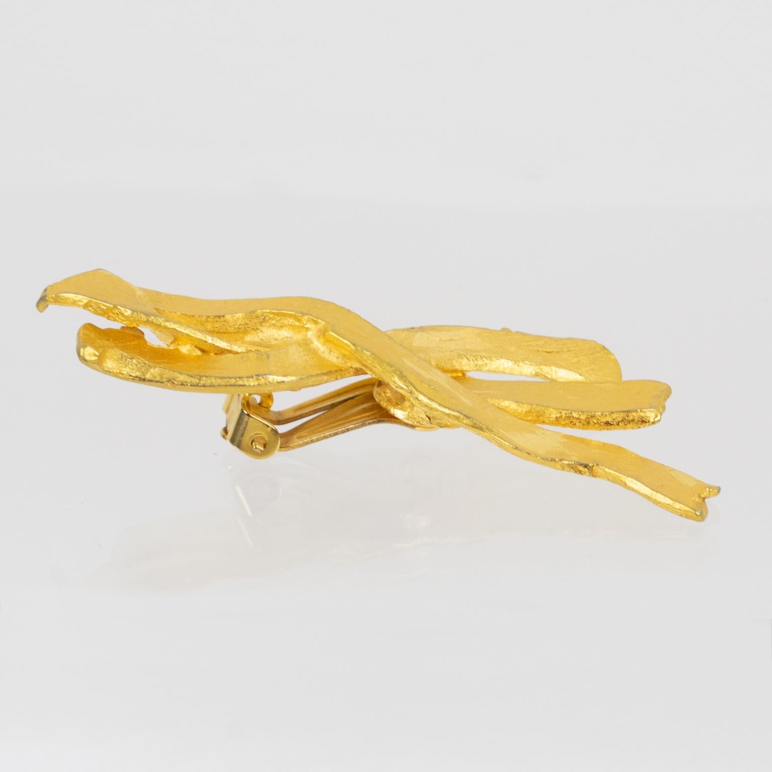 Edouard Rambaud Boucles d'oreilles à clip en métal doré et sculpté en vente 1