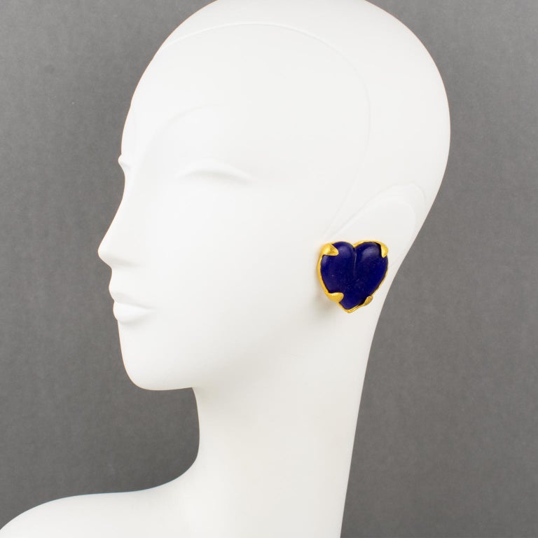 Edouard Rambaud Clips d'oreilles en métal doré et résine bleu cobalt en  forme de cœur sur 1stDibs