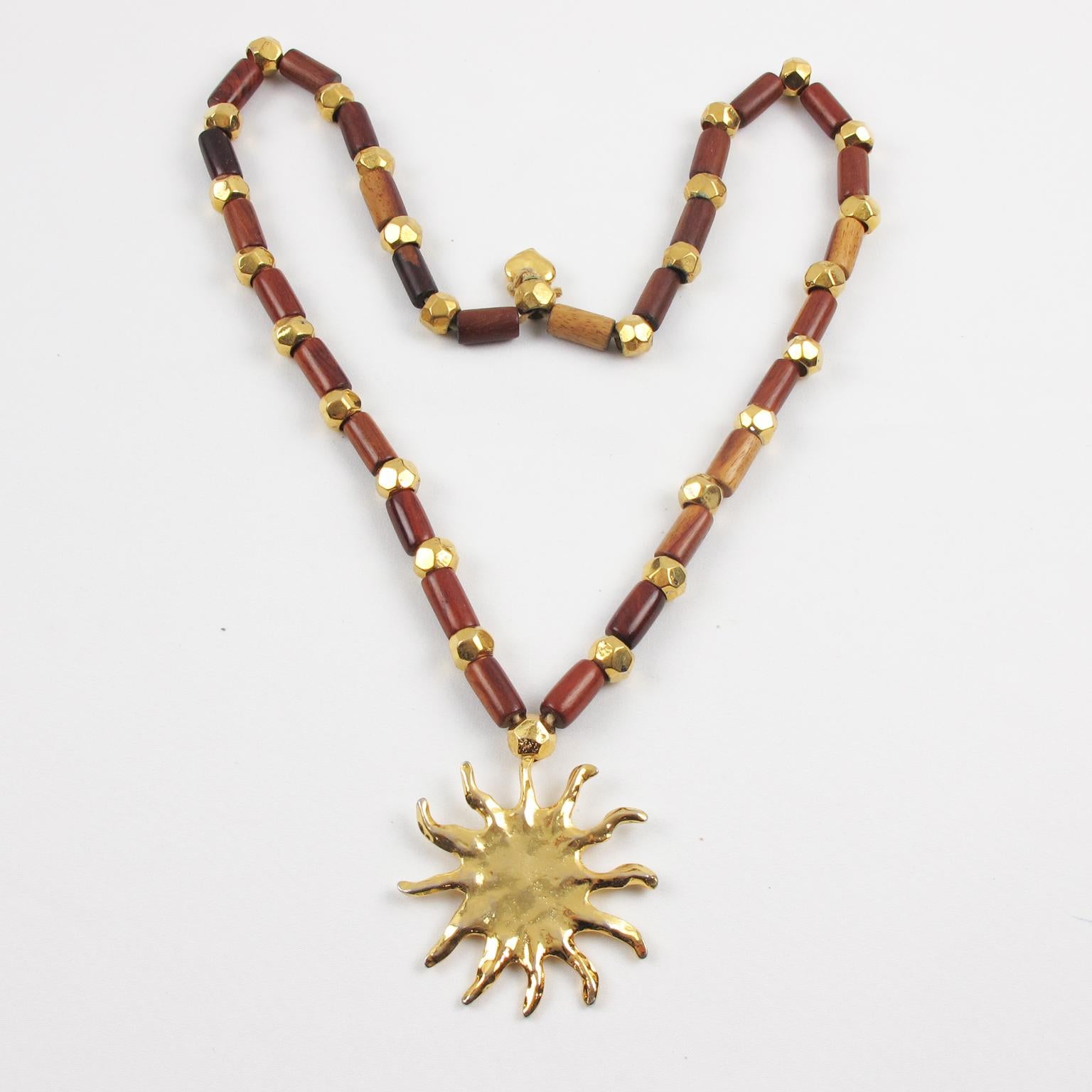 Moderniste Edouard Rambaud, collier en métal doré et bois avec pendentif soleil