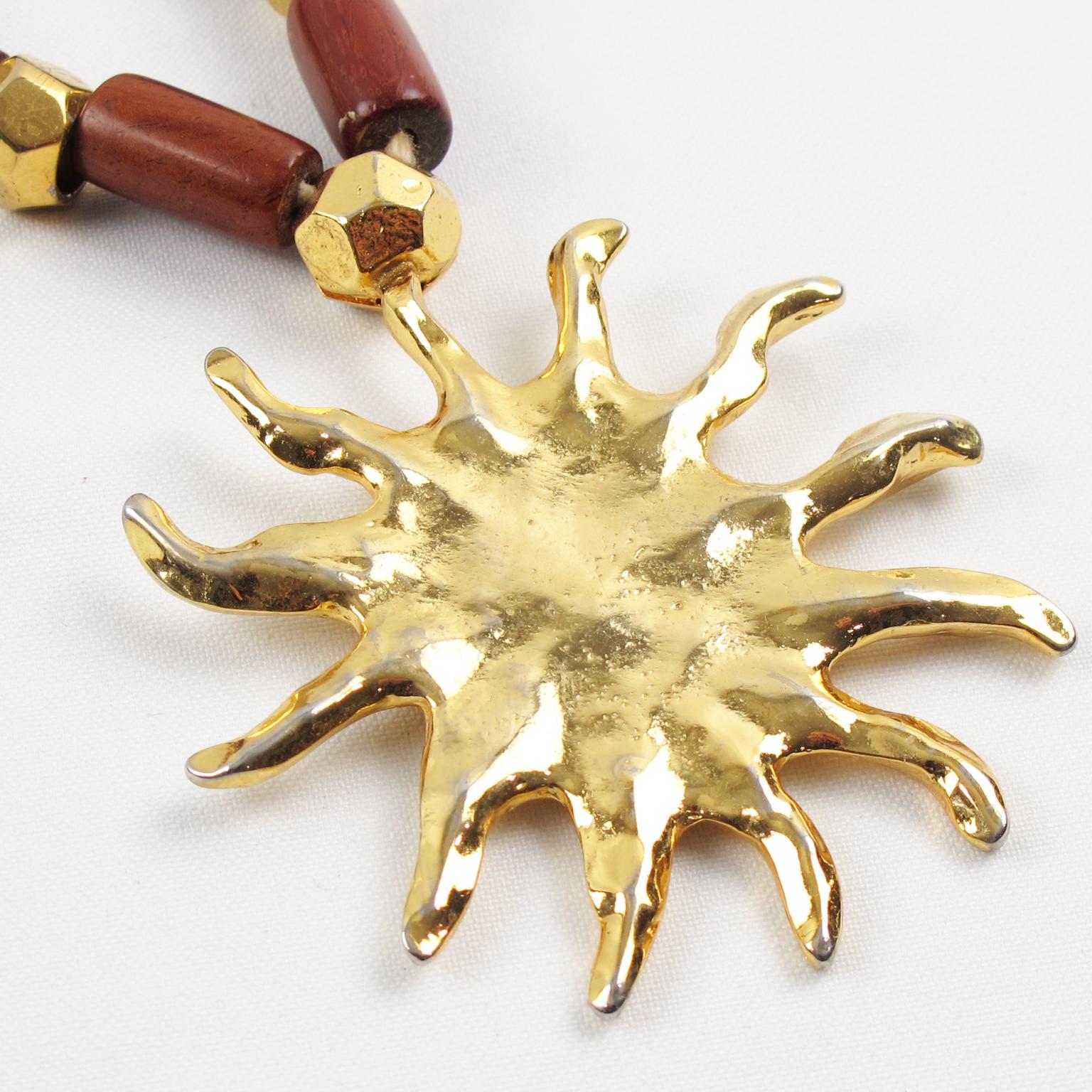  Edouard Rambaud, collier en métal doré et bois avec pendentif soleil Unisexe 