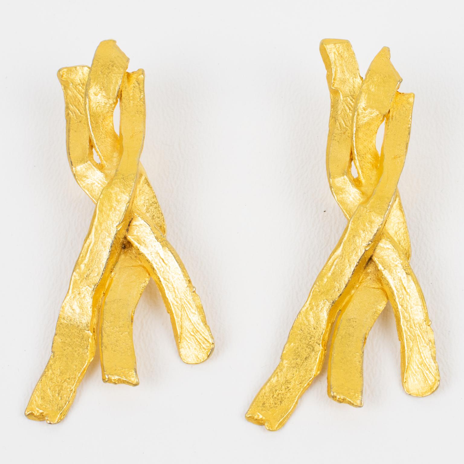Moderniste Boucles d'oreilles à clip en métal doré à branches Edouard Rambaud Paris en vente