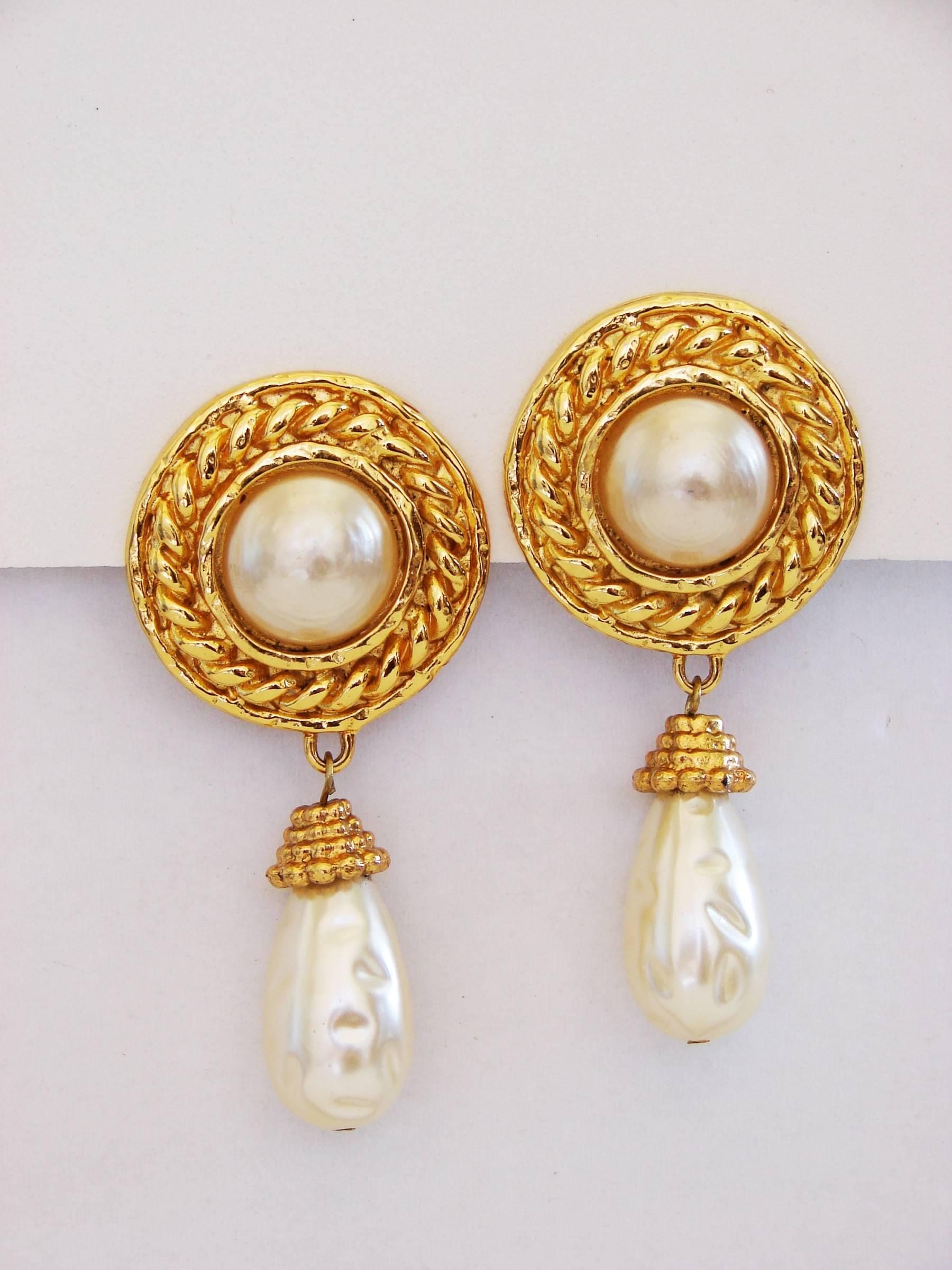 Autentici orecchini a pendente con perle finte barocche di Edouard Rambaud Paris, usati, vintage, degli anni '80 circa.  Realizzati in metallo dorato, presentano una perla di vetro rotonda al centro e un pendente a forma di goccia!

Questi orecchini