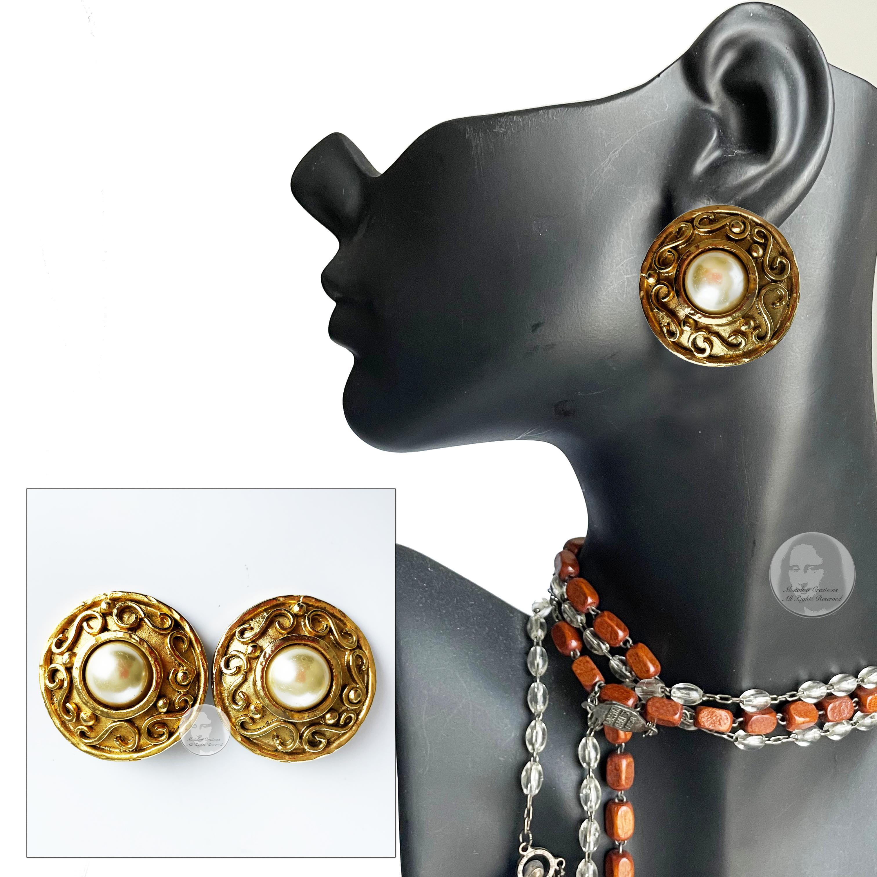 Authentische, gebrauchte Vintage-Ohrringe von Edouard Rambaud Paris, wahrscheinlich aus den 90er Jahren. Sie bestehen aus runden goldenen Metallfassungen mit etruskischen Schnörkeln, haben eine Kunstperle in der Mitte und sind als Clip ausgeführt.  