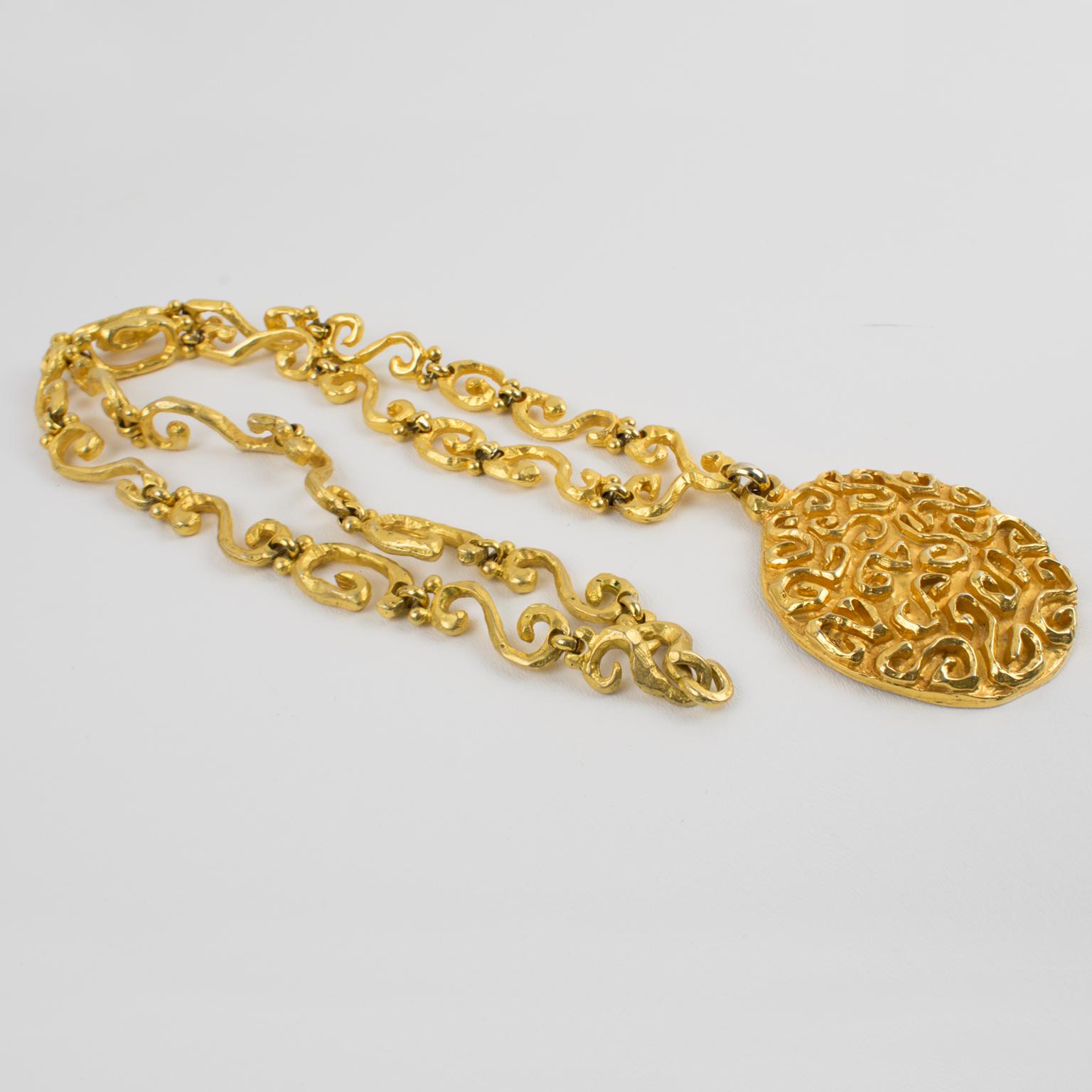Edouard Rambaud Paris Extra lange Halskette mit vergoldetem Metallanhänger im Angebot 3