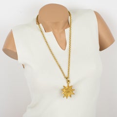 Edouard Rambaud Paris Collier pendentif soleil en métal doré