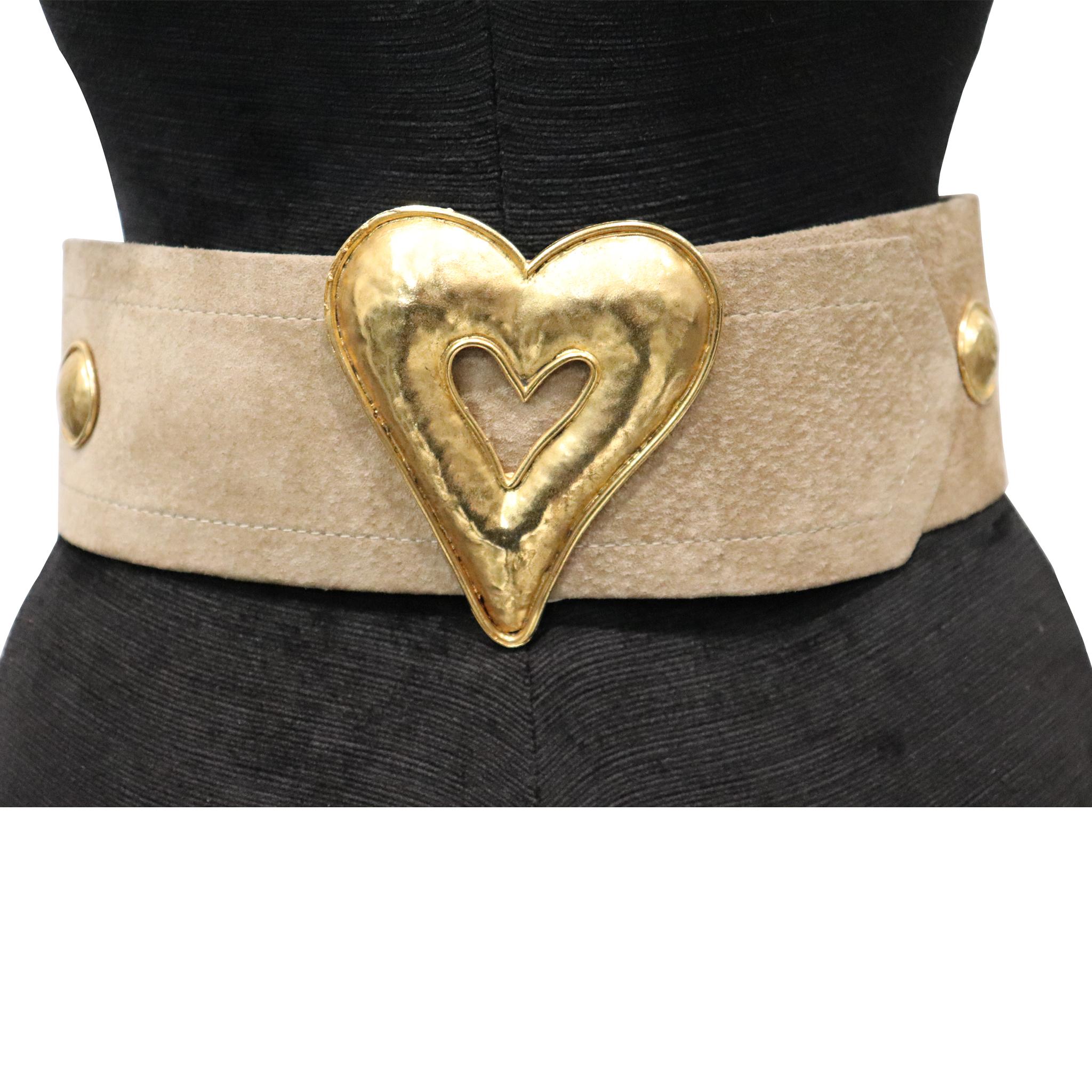 Edouard Rambaud Pour Portanera Paris Beige Suède Belt W/ Gold Metal Heart. Vintage Belt from 1990s in excellent condition 

Measurements: 
Longest length - 27.5 inches 
Shortest length - 26 inches 
Height - 3 inches 