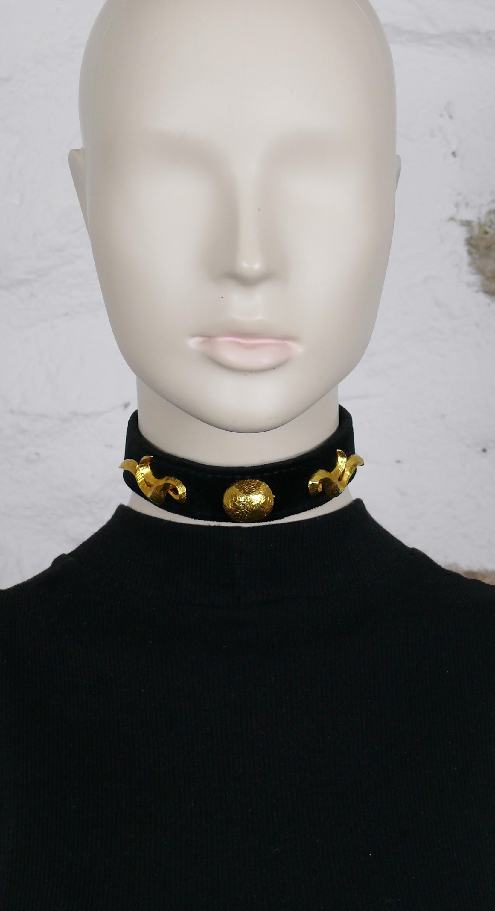 EDOUARD RAMBAUD vintage black suede choker necklace embellised with textured gold toned ornaments.

Marked EDOUARD RAMBAUD Paris (partially erased - see pictures).

Adjustable snap button closure (3 buttons).

Indicative measurements :  inner