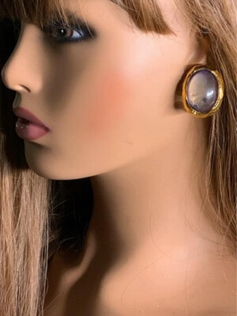 EDOUARD RAMBAUD clip-on resin earrings. New and vintage model, they are very pretty, the color changes according to the light.

I am a partner with French experts group , recognized by the PayPal buyer’s protection and by the Ministry of Research in