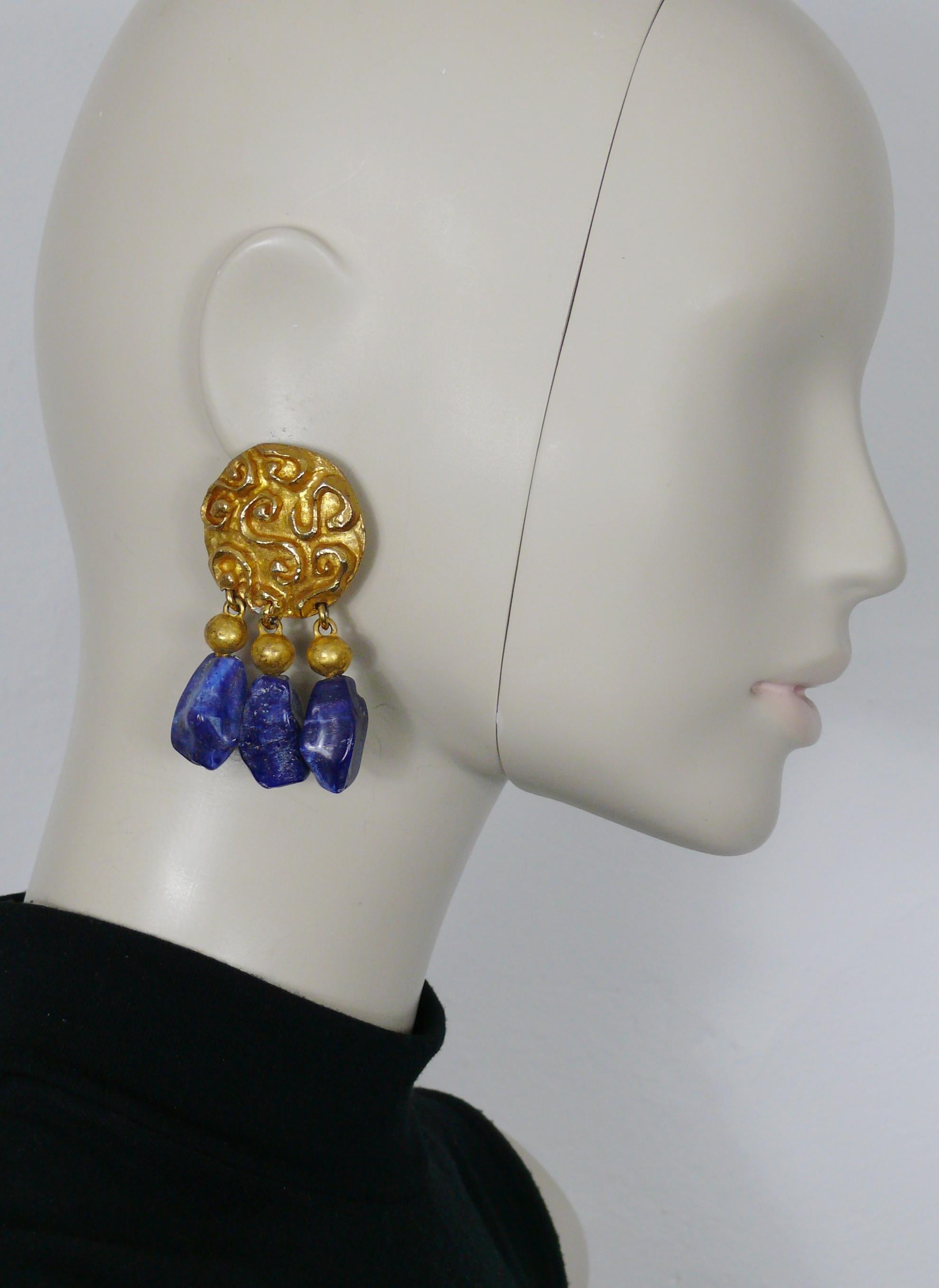 EDOUARD RAMBAUD Paris vintage dangling earrings (clip-on) featuring a textured round top with resin lapis lazuli stone charms.

Gold tone metal hardware.

Embossed EDOUARD RAMBAUD Paris.

Indicative measurements : height approx. 7 cm (2.76 inches) /