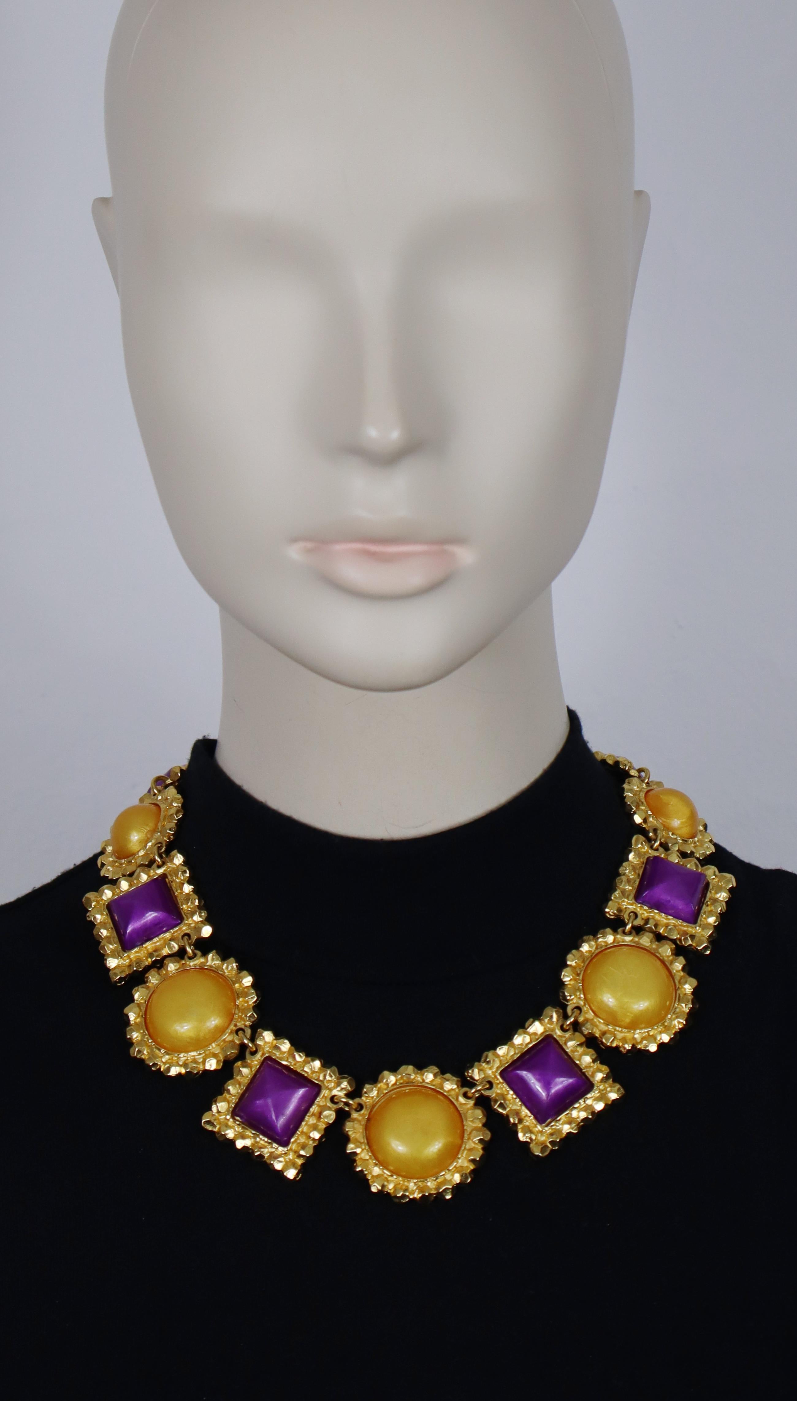 EDOUARD RAMBAUD collana vintage a maglie strutturate in tonalità oro ornata da cabochon in resina giallo perlato e viola.

Con la scritta in rilievo EDOUARD RAMBAUD Paris.

Misure indicative: lunghezza circa 46 cm (18,11 pollici) / larghezza massima