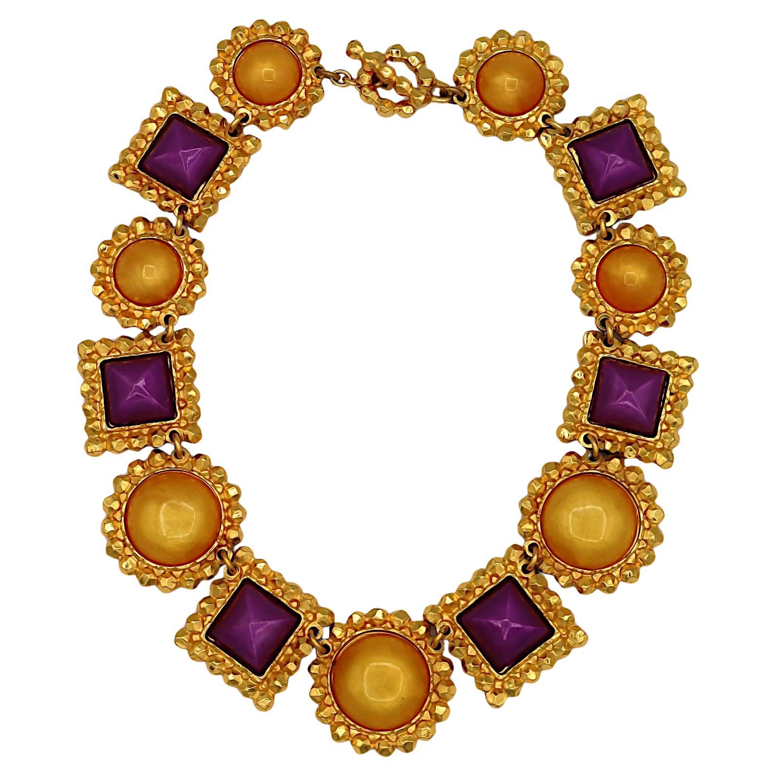 EDOUARD RAMBAUD Collana vintage con cabochon in resina e tonalità oro in vendita