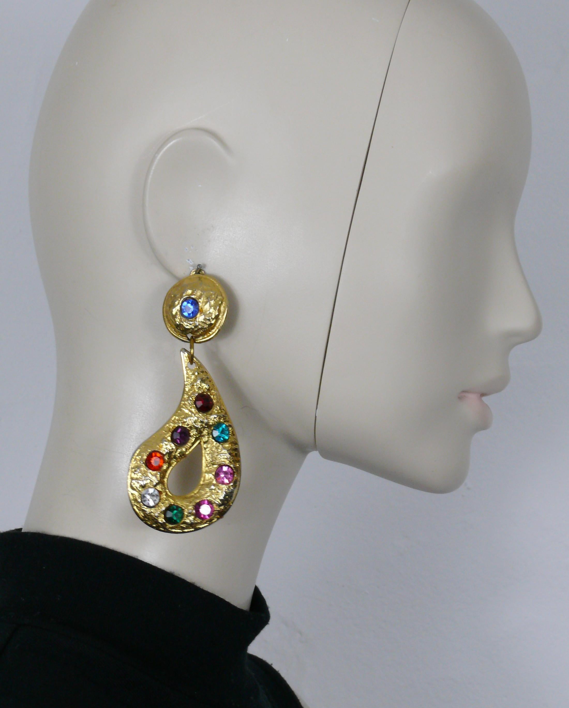 EDOUARD RAMBAUD vintage massive textured gold tone dangling earrings (clip-on) embellished with multicolor crystals.

Embossed EDOUARD RAMBAUD Paris.

Indicative measurements : max. height approx. 9.2 cm (3.62 inches) / max width approx. 4 cm (1.57