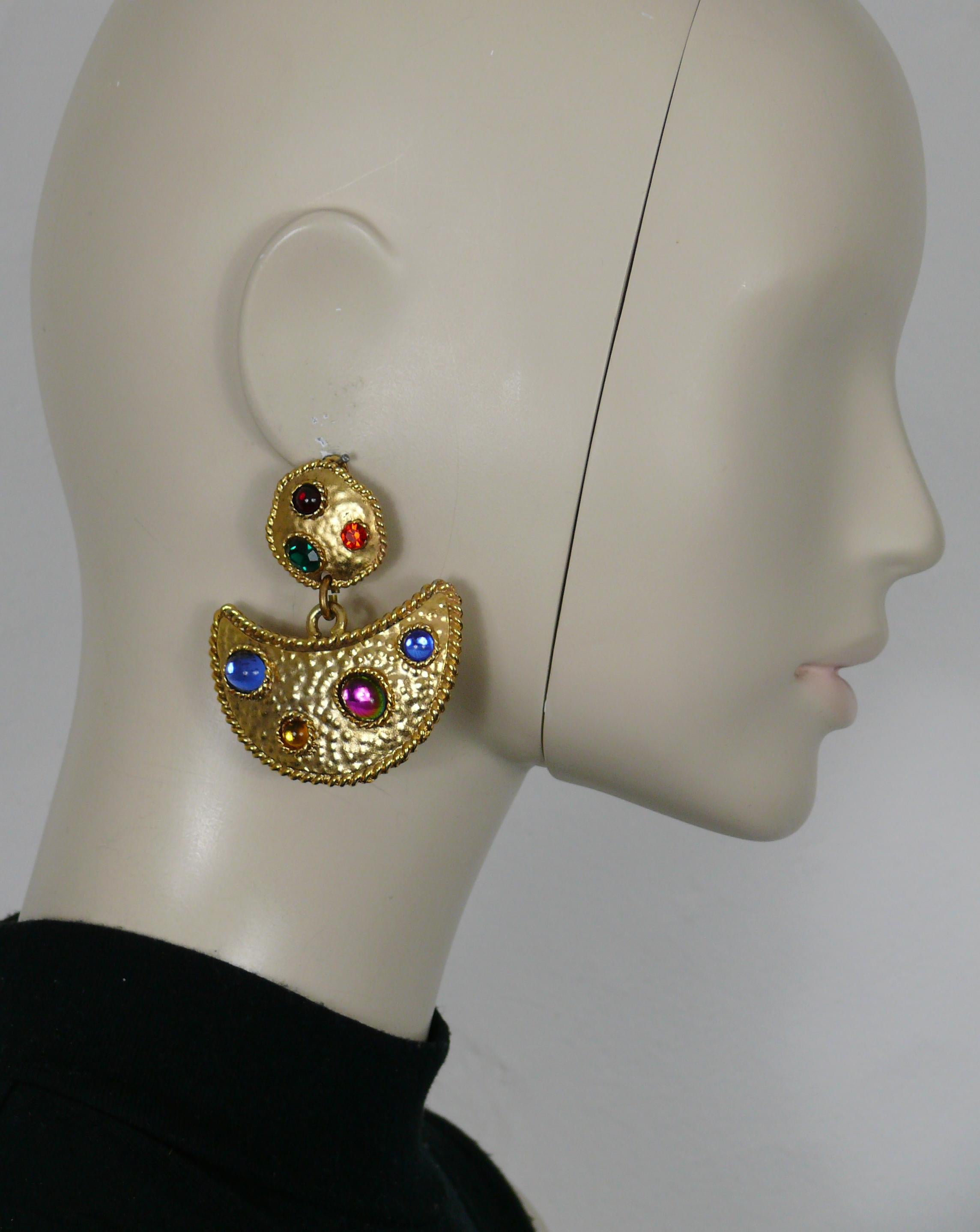 EDOUARD RAMBAUD vintage massive textured gold tone dangling earrings (clip-on) embellished with multicolor crystals and glass cabochons.

Embossed EDOUARD RAMBAUD Paris.

Indicative measurements : max. height approx. 6.5 cm (2.56 inches) / max width