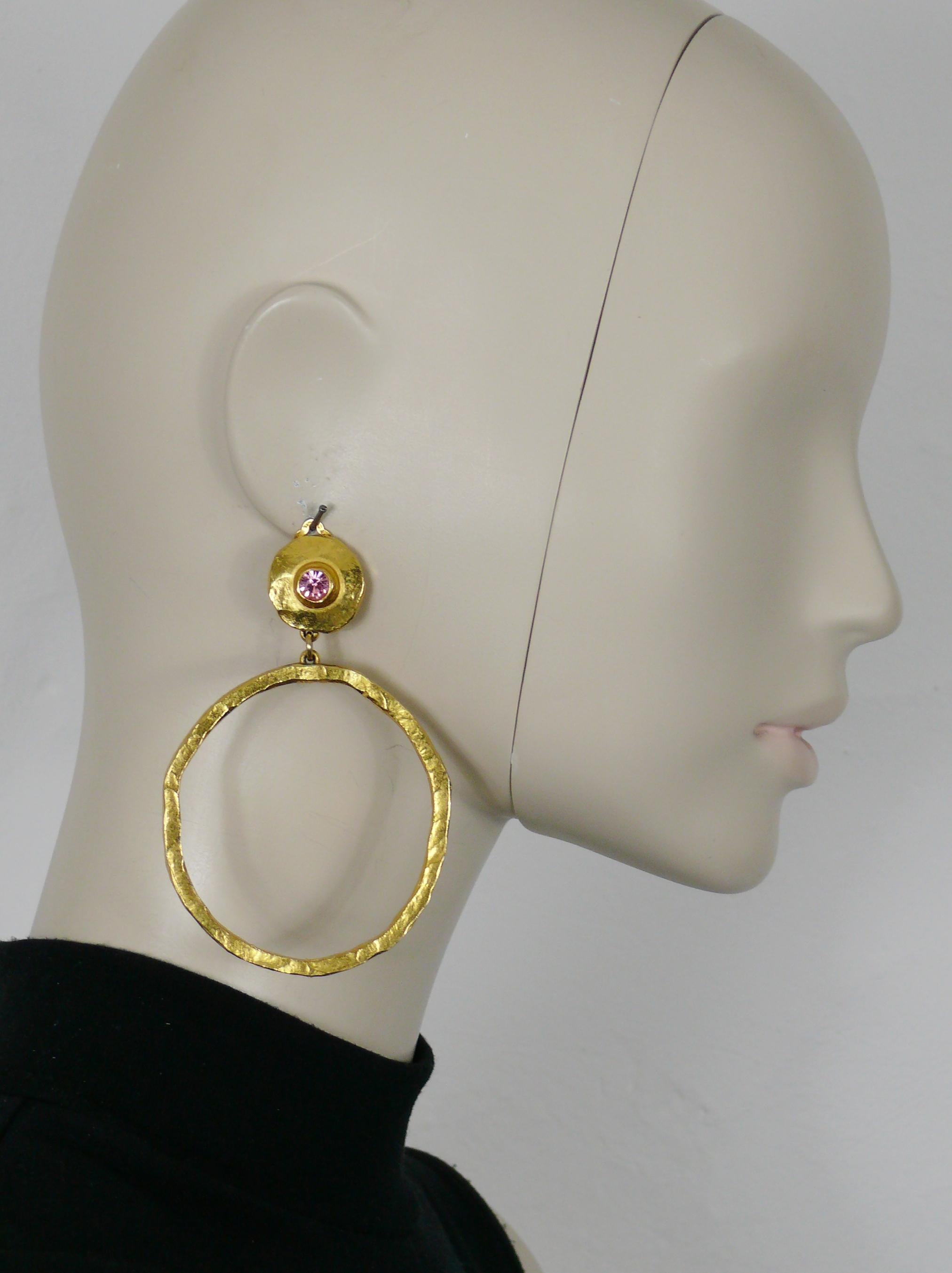 EDOUARD RAMBAUD vintage gold tone oversized hoop earrings (clip-on) embellished with pink crystal.

Embossed EDOUARD RAMBAUD Paris.

Indicative measurements : length approx. 9 cm (3.54 inches) / max. width approx. 6.1 cm (2.40 inches).

JEWELRY