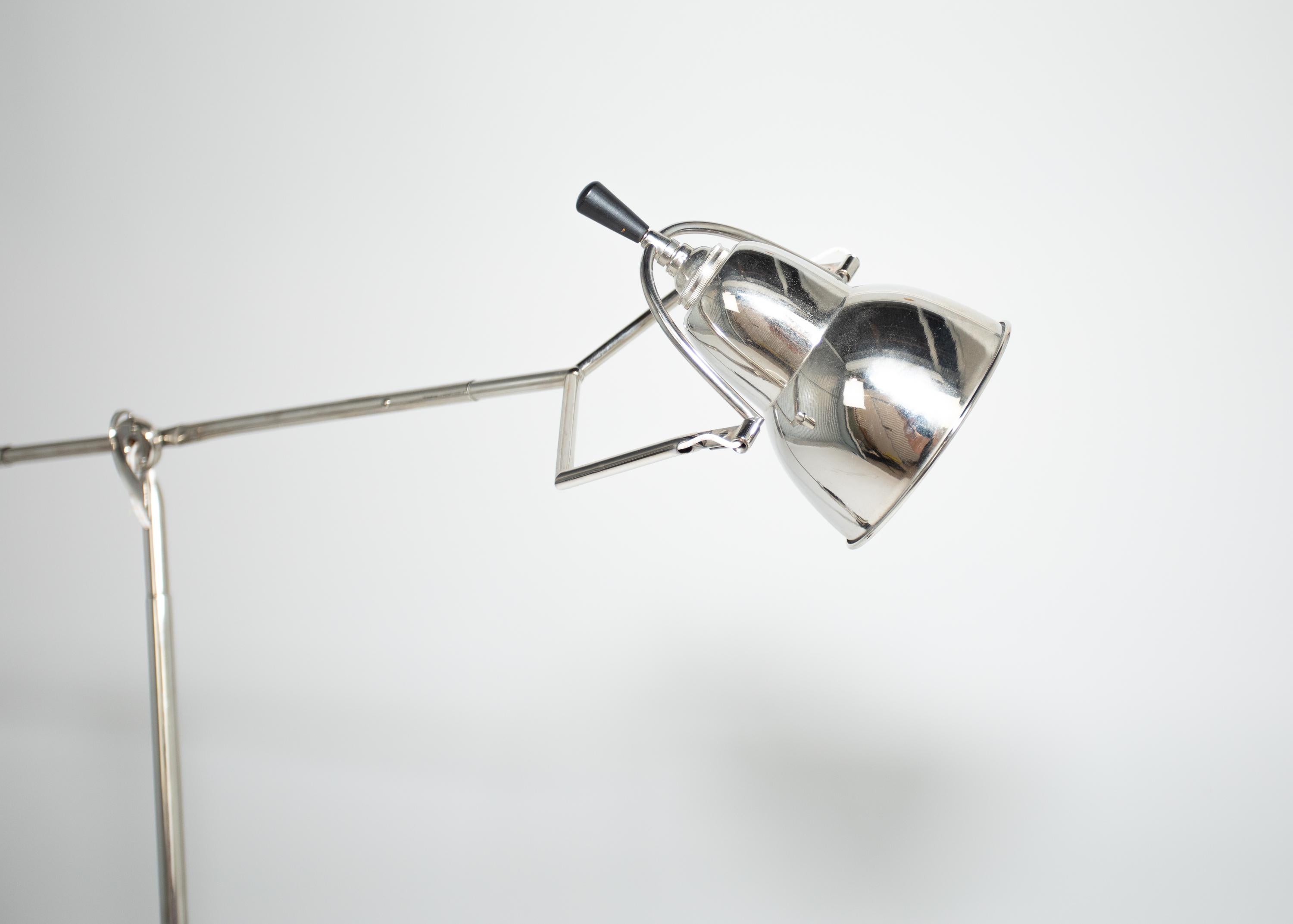 Lampe de table vintage Edouard Wilfred Buquet.
Belle surface en nickel
Muli positional 
Label présent