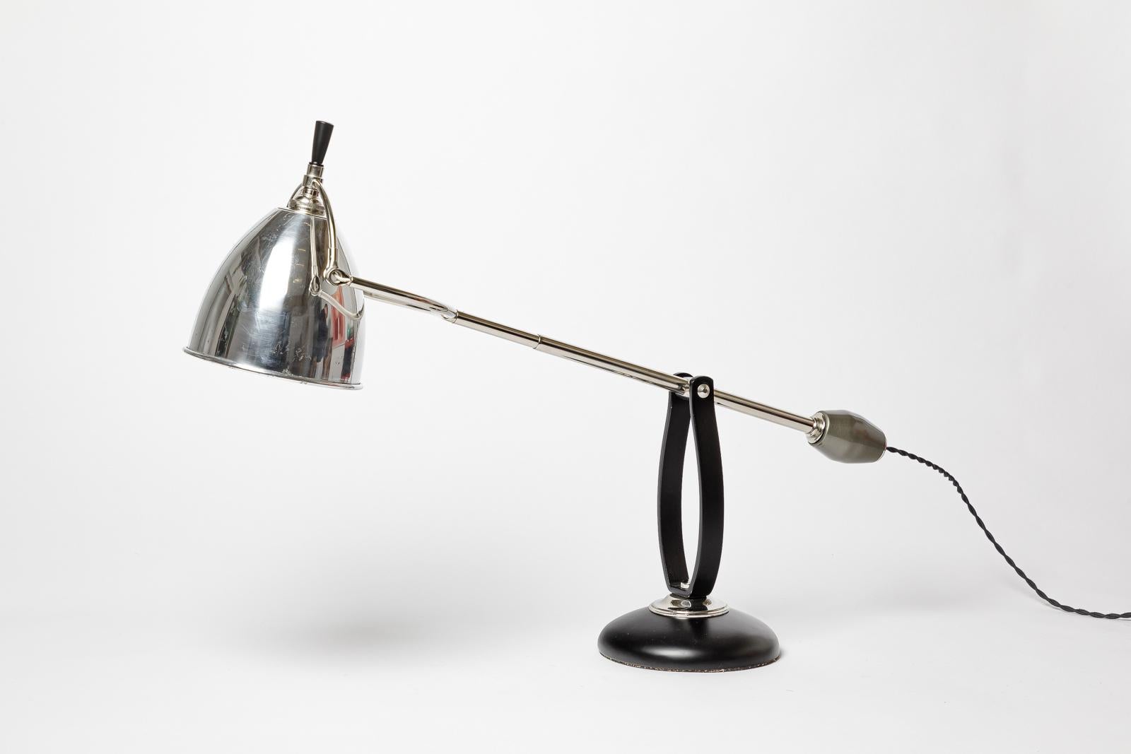 Edouard-Wilfrid Buquet (1886-1962)

Original Art-Deco-Tischlampe oder Wandlampe von Edouard Wilfrid Buquet

Original in der Länge verstellbar auf einem Balance-System

Die Lampe wurde 2024 von einem großen Spezialisten in Paris renoviert. Die