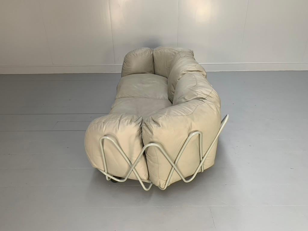 Edra „Corbeille“ 3-Sitz-Sofa - aus blassgrauem, taupefarbenem Leder im Zustand „Gut“ im Angebot in Barrowford, GB