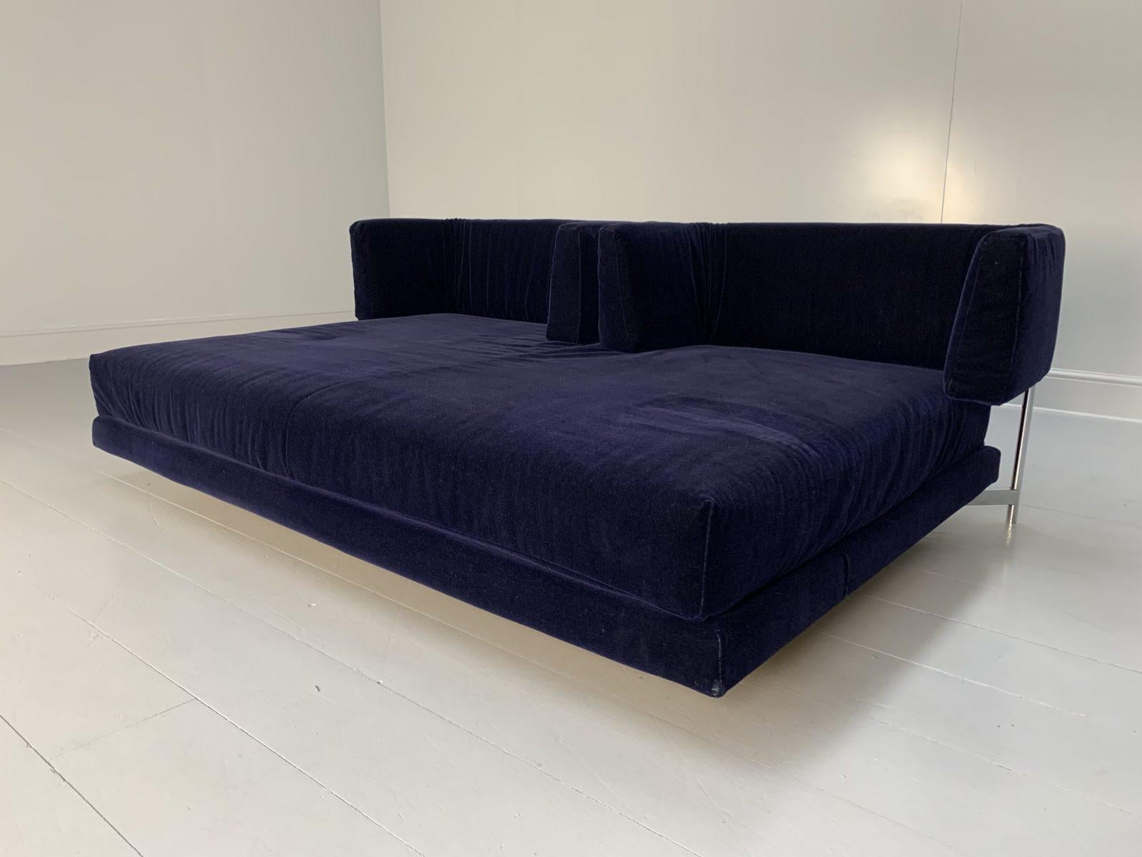 Edra L'Homme Et La Femme Daybed Sofa in Marineblau Mohair Samt (21. Jahrhundert und zeitgenössisch) im Angebot