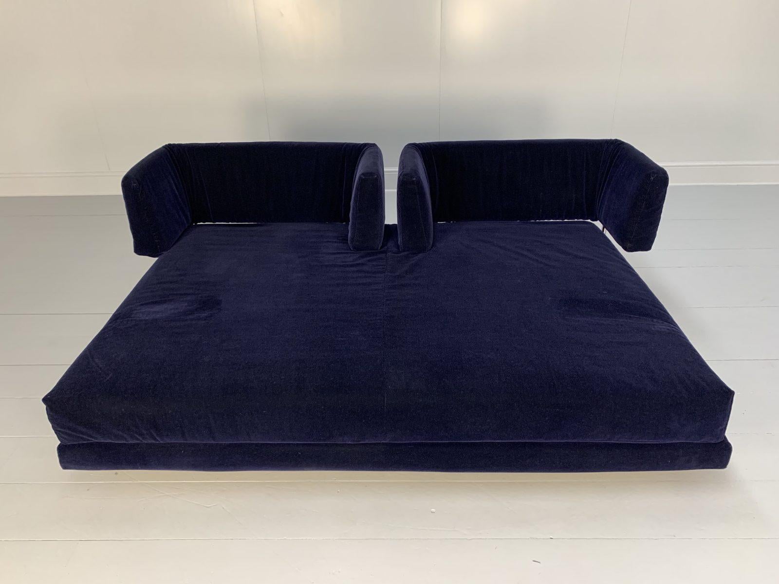 Edra L'Homme Et La Femme Canapé lit en velours mohair bleu marine Bon état - En vente à Barrowford, GB