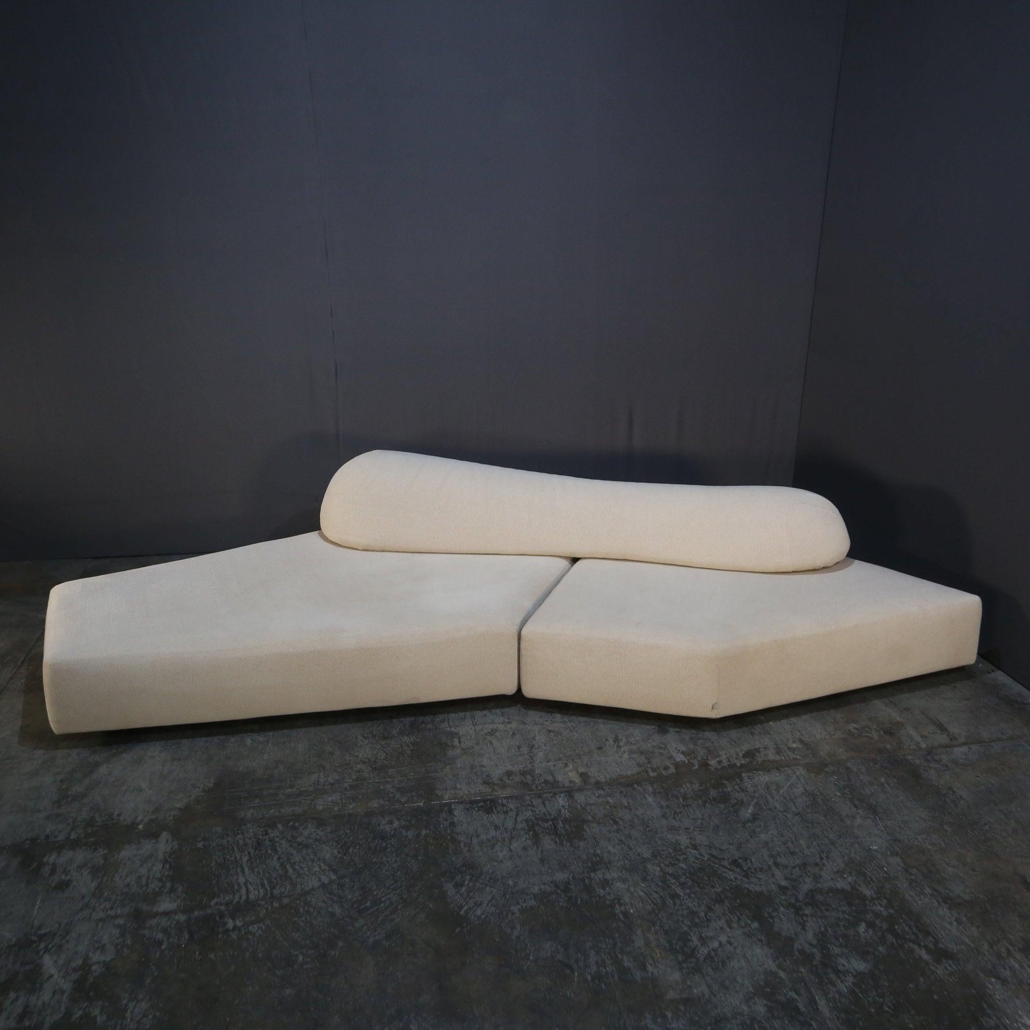Voici le canapé On the Rocks, une pièce étonnante conçue par Francesco Binfare pour Edra. Ce luxueux canapé présente un design unique et accrocheur, avec ses coussins de forme irrégulière ressemblant à des rochers éparpillés. Les coussins pelucheux
