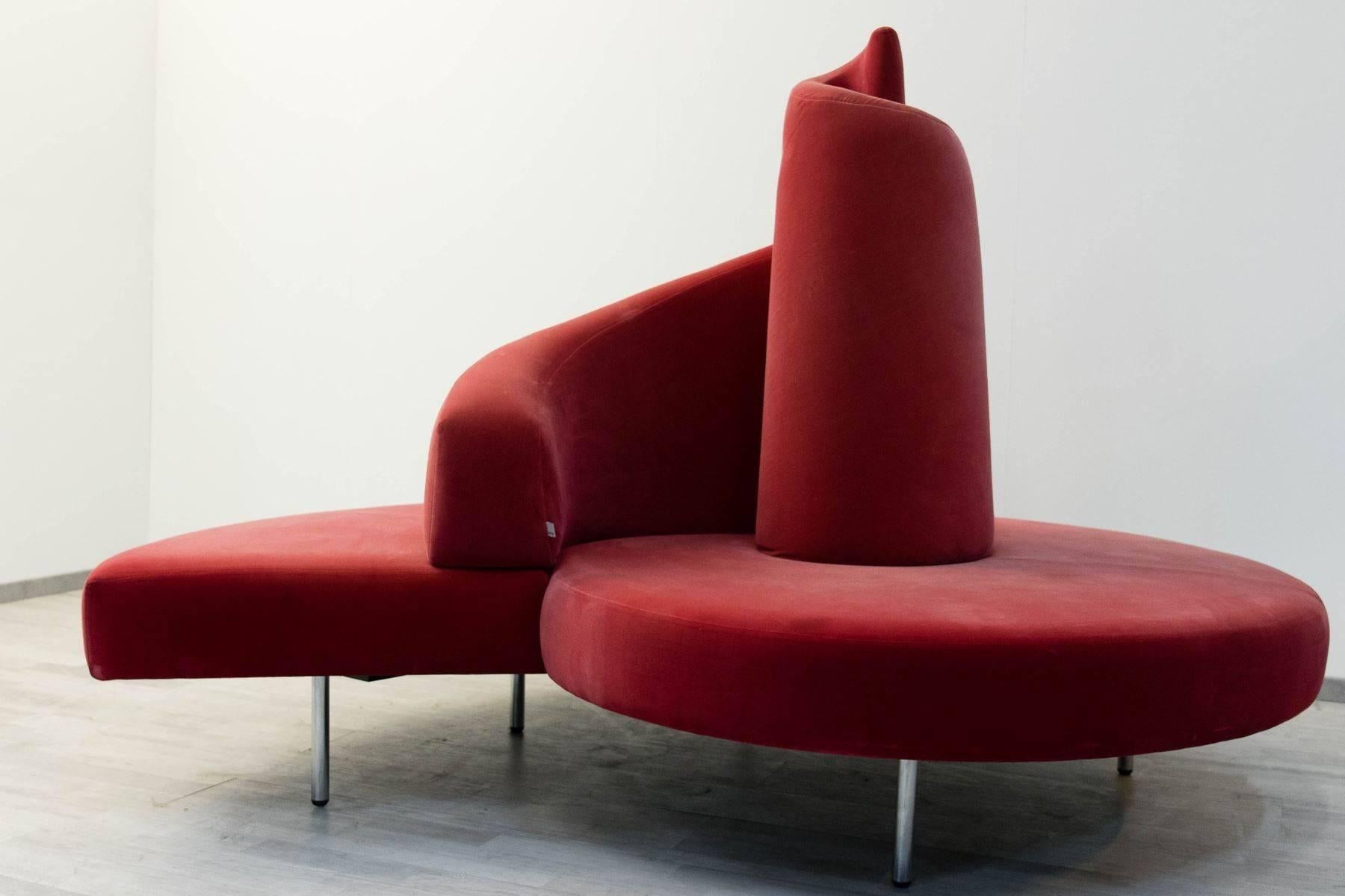 In Anlehnung an den Tatlin-Turm, ein Symbol des Konstruktivismus, dessen Holzmodell im Pariser Museum Beaubourg aufbewahrt wird. Es ist ein Sofa, das es verdient, im Zentrum des Raumes platziert zu werden. Ein Totem für das Wohnzimmer, das auch für