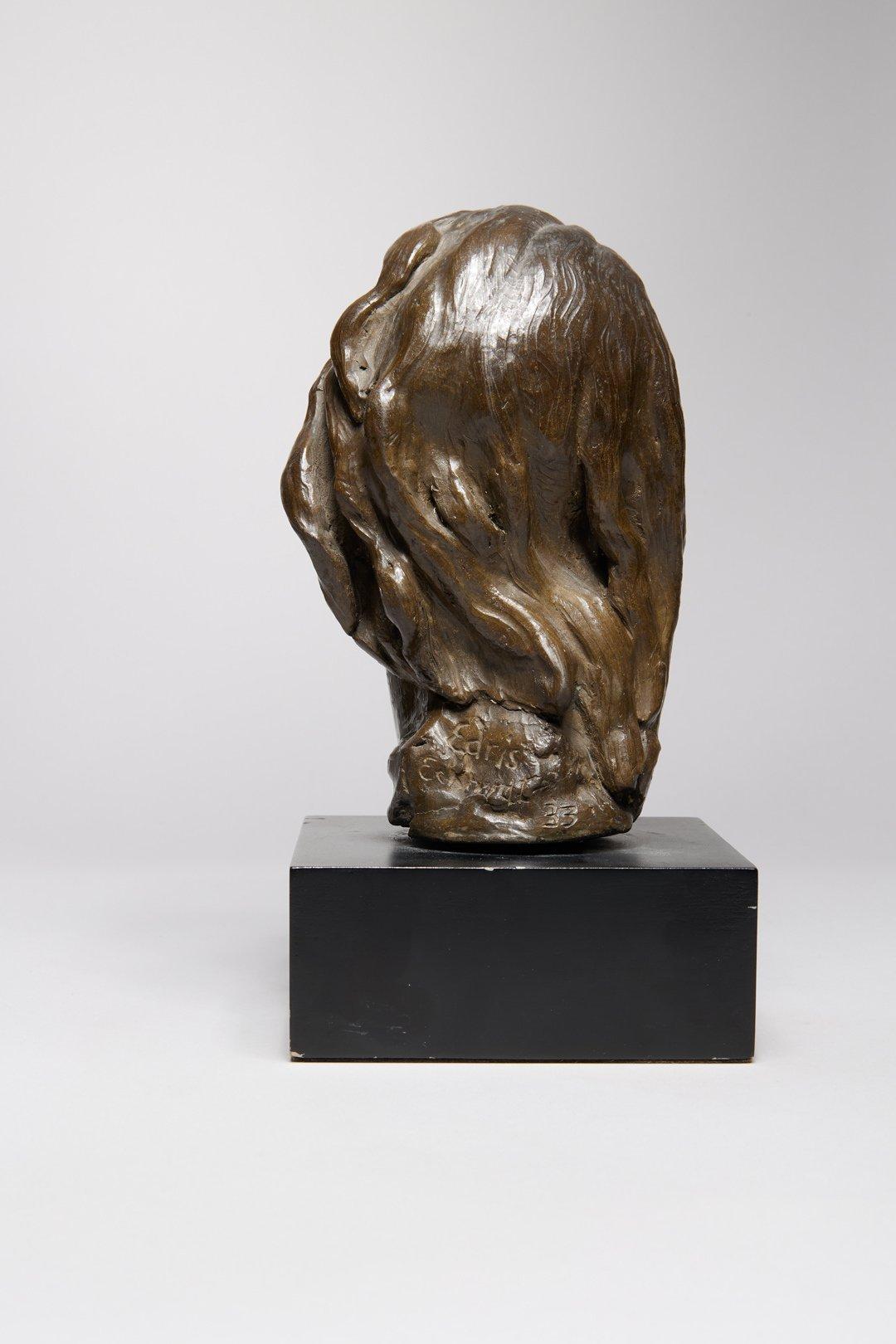 Busto de mujer en cerámica de principios del siglo XX, Artista de la Escuela de Cleveland - Figurative Sculpture Gris de Edris Eckhardt
