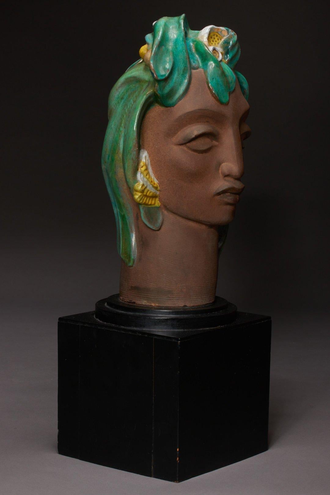 Tête féminine figurative en céramique de l'artiste de l'école de Cleveland - Art déco Sculpture par Edris Eckhardt