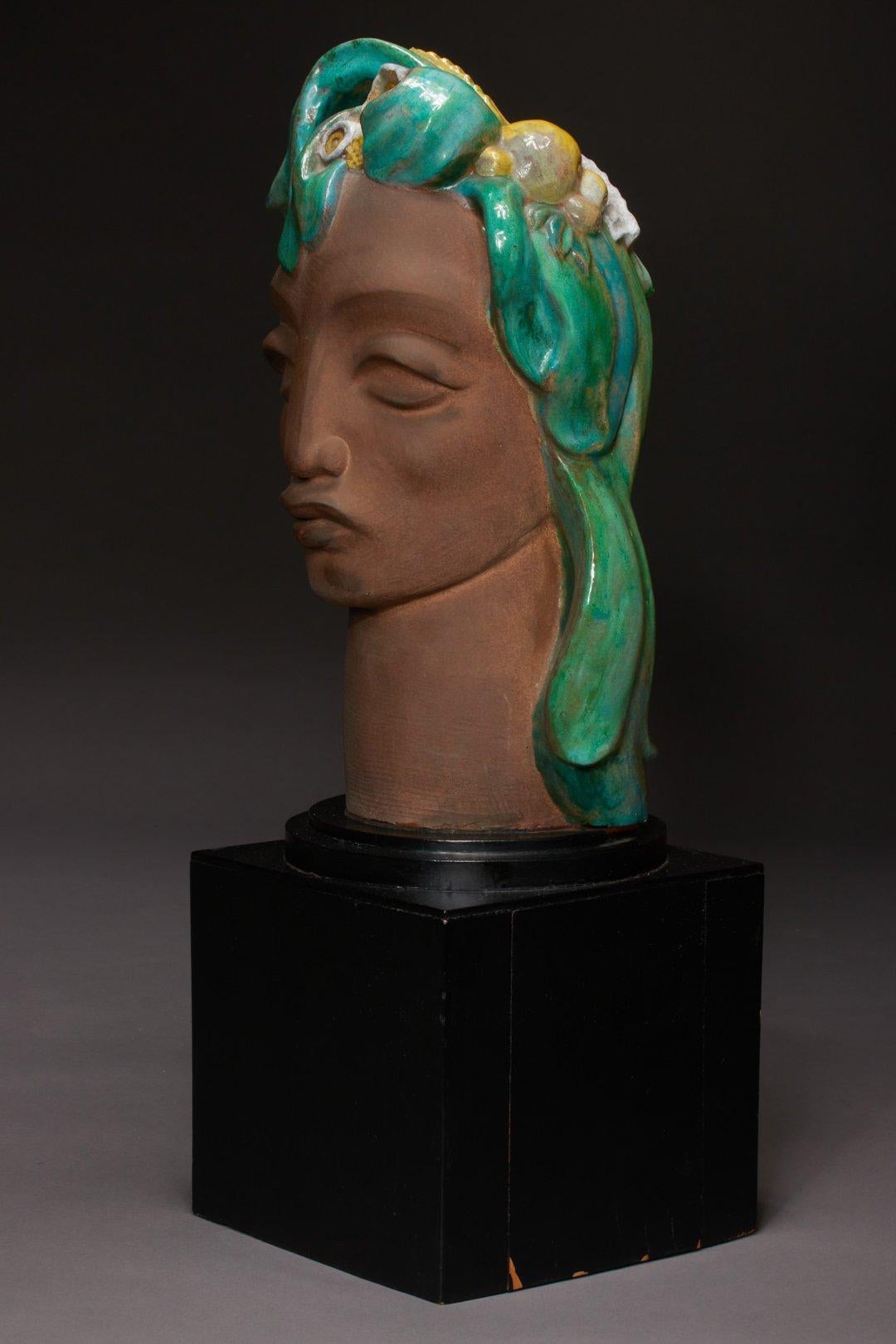 Tête féminine figurative en céramique de l'artiste de l'école de Cleveland - Noir Figurative Sculpture par Edris Eckhardt