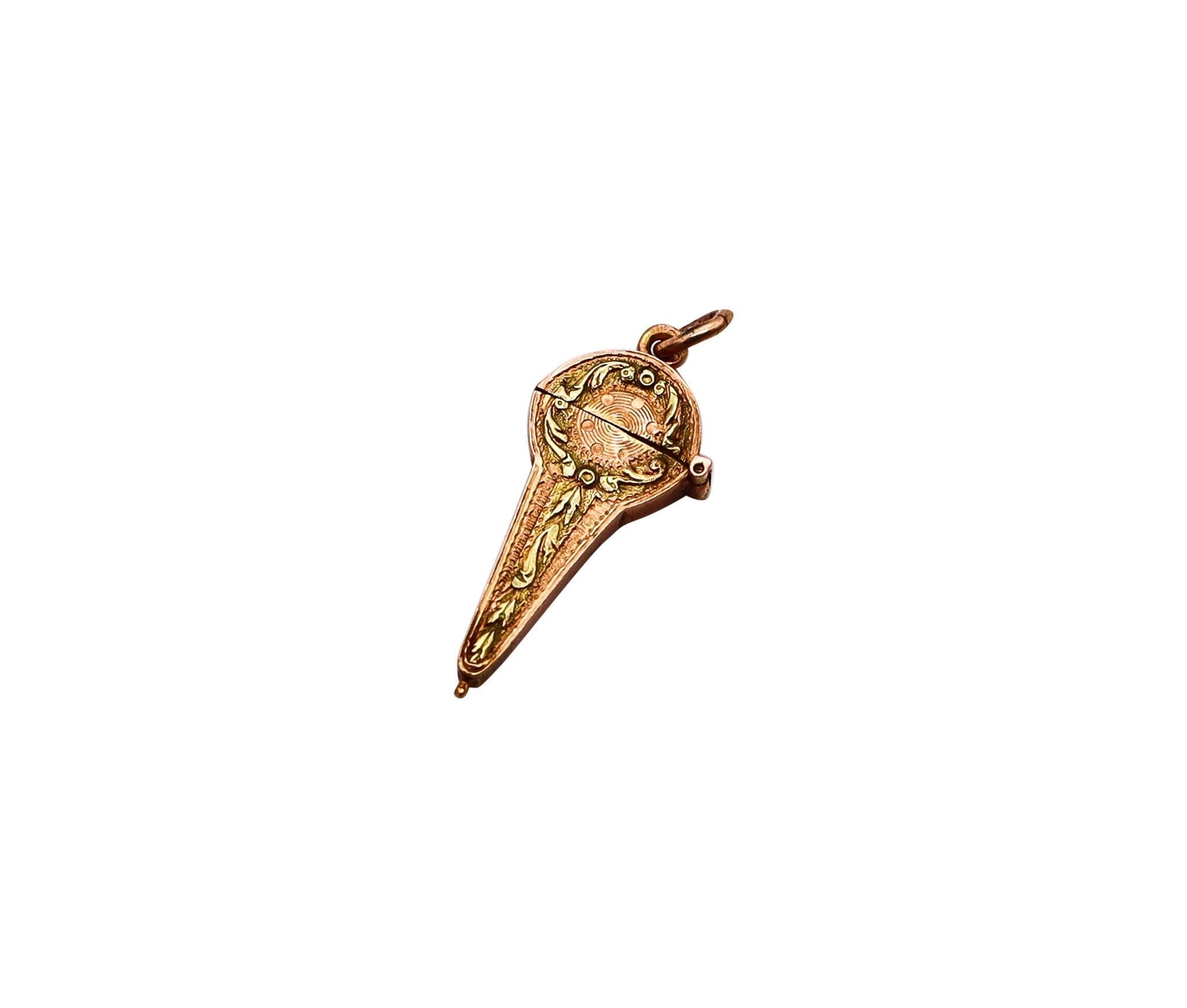Un charm austriaco a forma di scatola etoile disegnato da Eduard Türk.

Si tratta di un fantastico portafortuna creato a Vienna in Austria durante l'epoca edoardiana, nel 1900. Il piccolo ciondolo-charm è stato realizzato presso l'Atelier A di