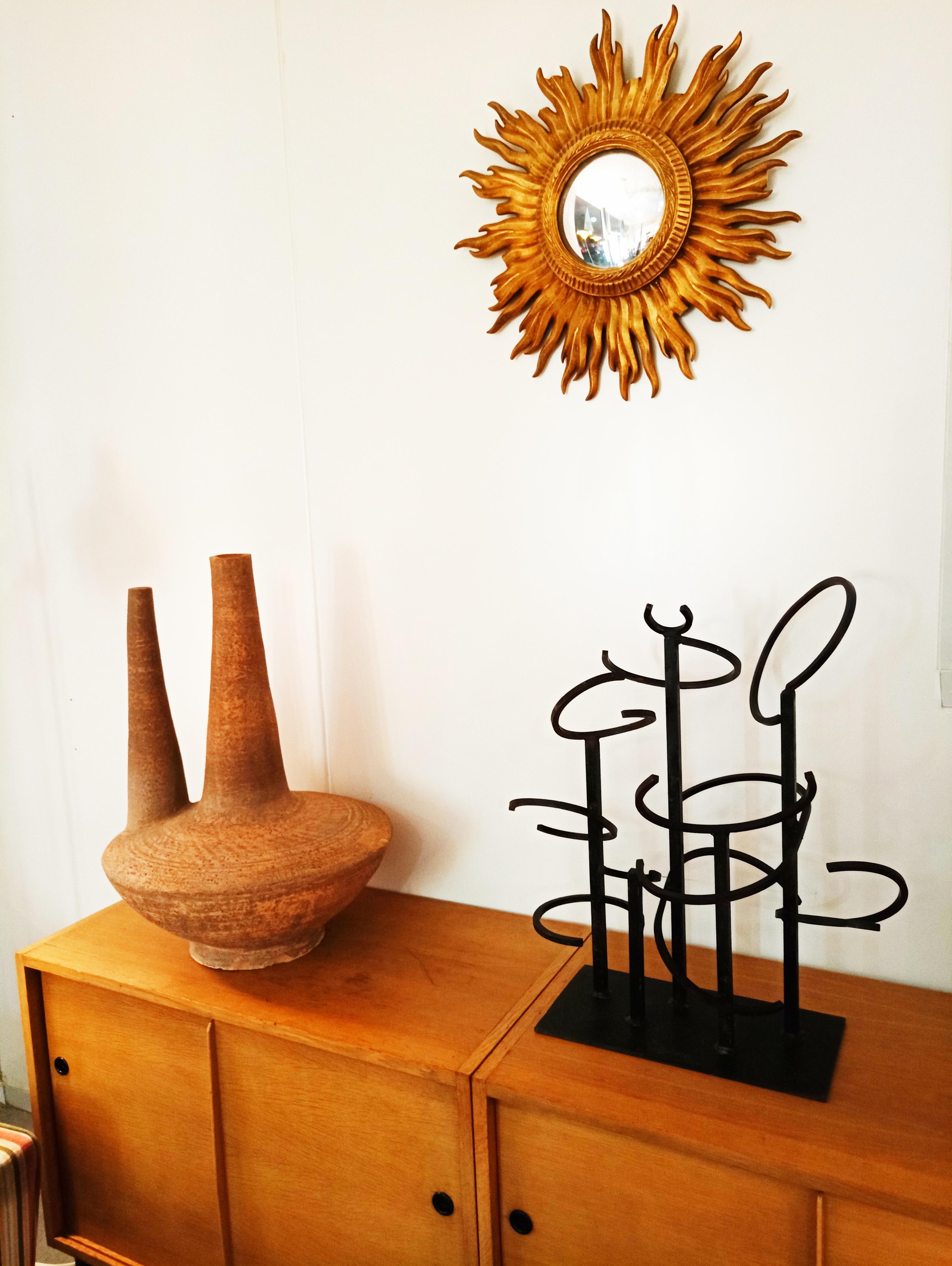 Preciosa y rara escultura de hierro al estilo de Eduardo Chillida, fabricada en España en 1960. 
En perfecto estado vintage.