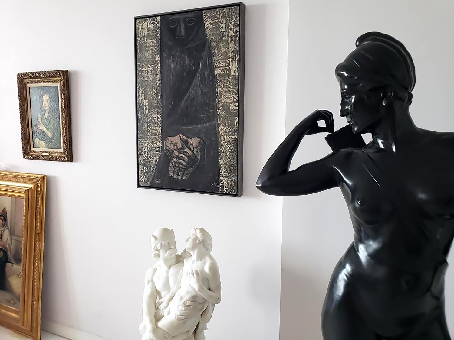 Untitled - Mysteriöse Figur in schwarzem Pancho und ausdrucksstarken Händen im Angebot 1