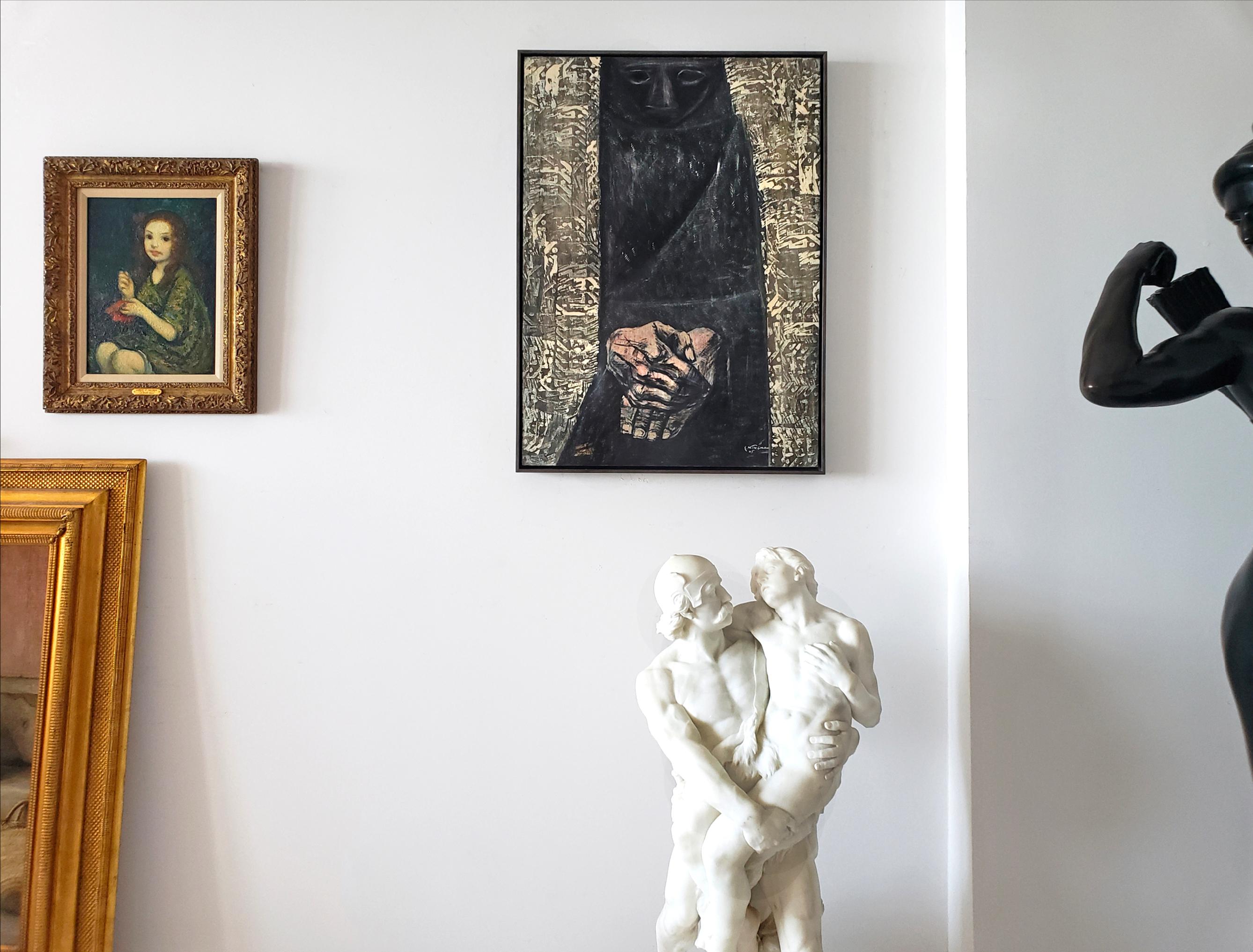Untitled - Mysteriöse Figur in schwarzem Pancho und ausdrucksstarken Händen im Angebot 3