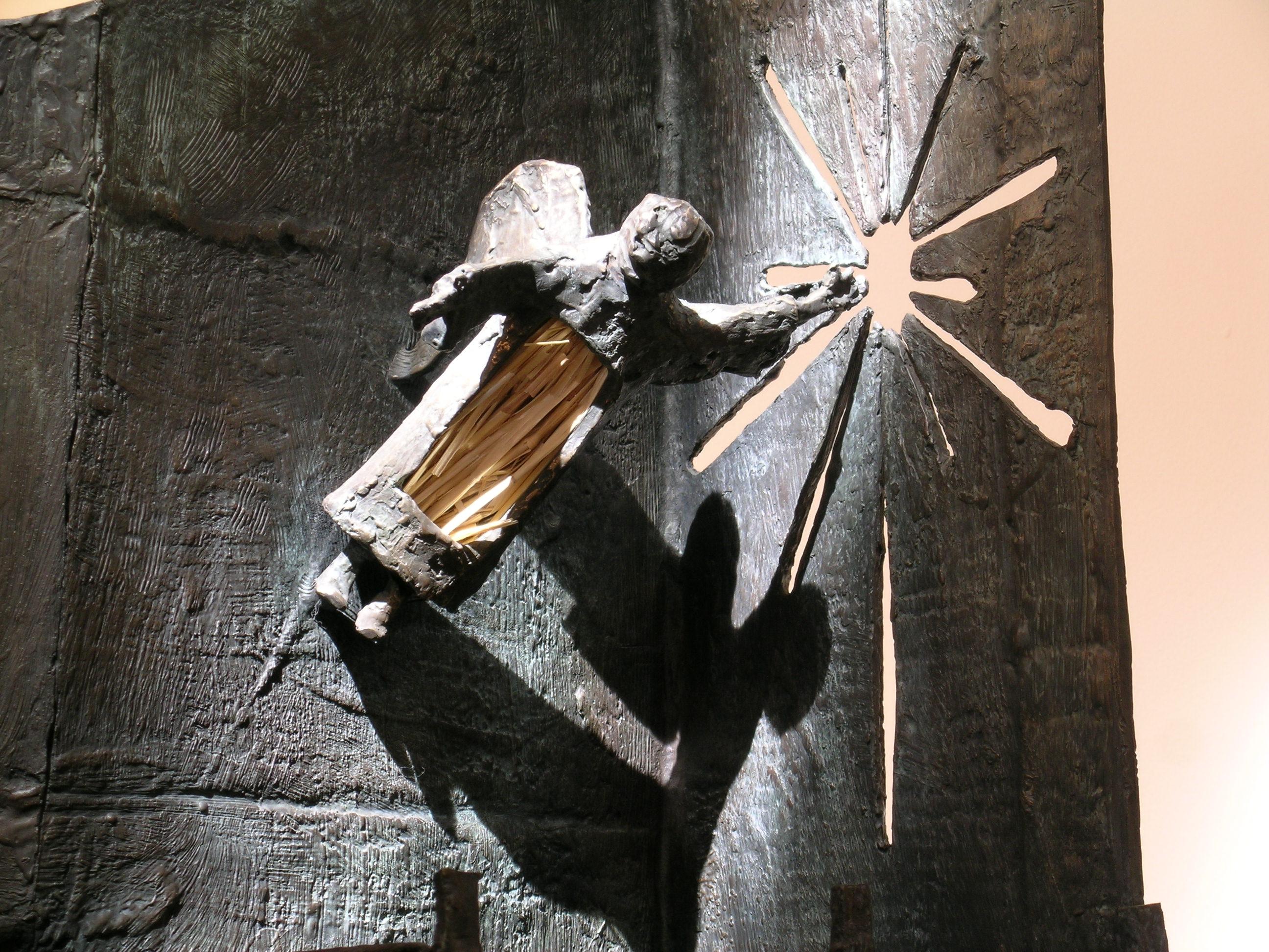 Contemplating the Angel d'Eduardo Oropeza, sculpture en bronze, ange, église en vente 7