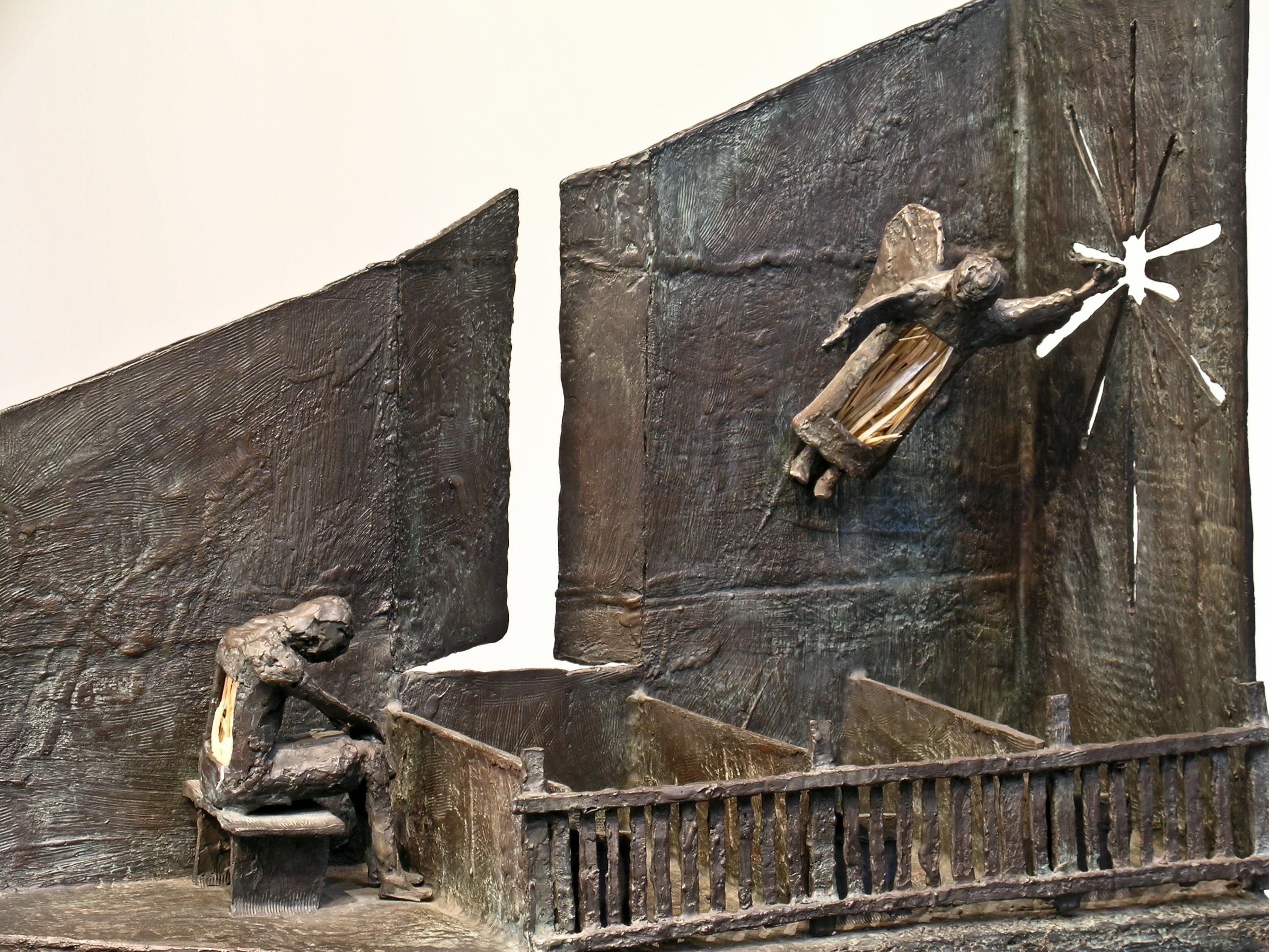 Contemplare l'angelo di Eduardo Oropeza, scultura in bronzo, angelo, chiesa