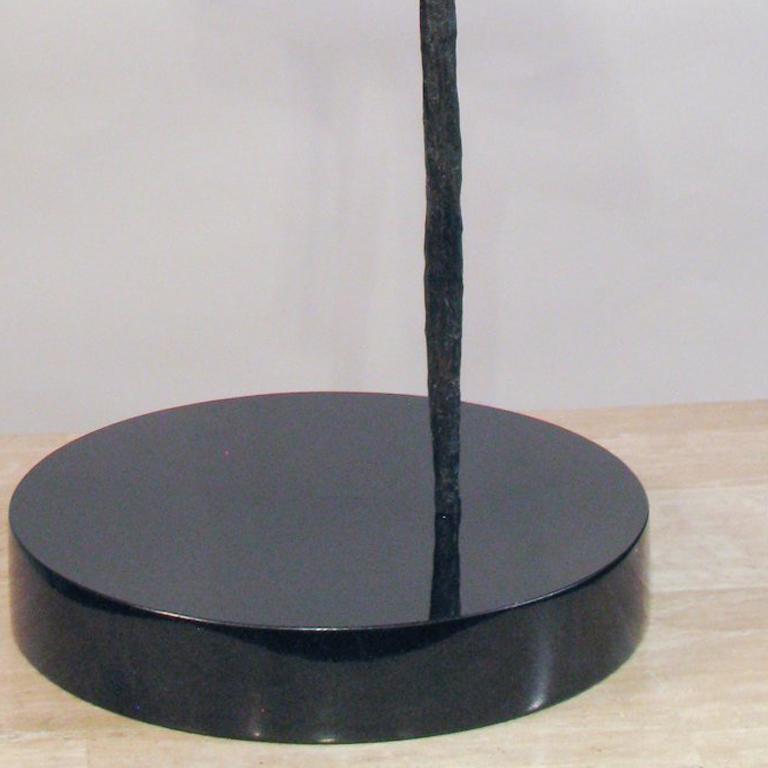 Diosa de la Viola - Figurative Sculpture Oro de Eduardo Oropeza