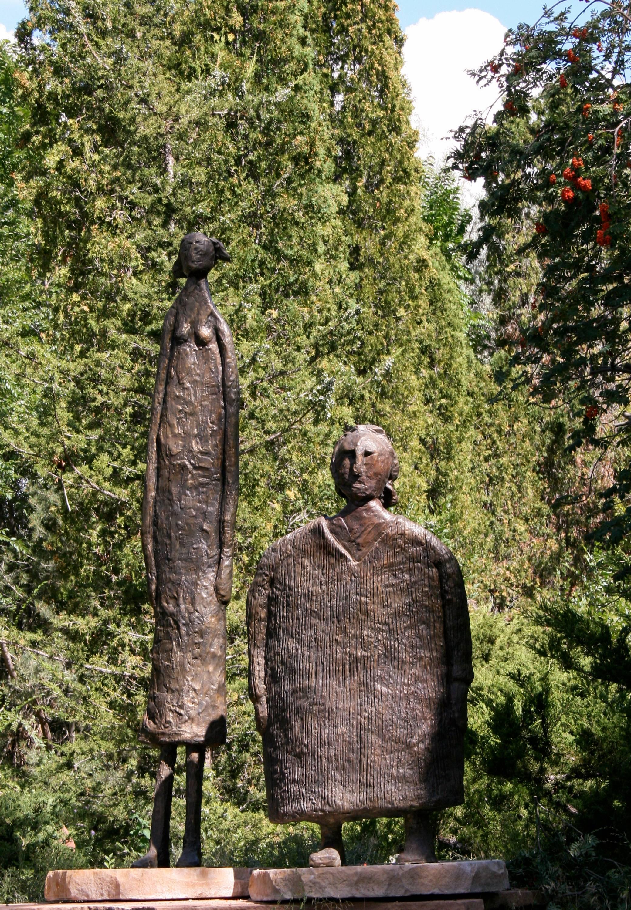Horizontes (Horizons), Eduardo Oropeza, bronze friends sculpture, monumental 2