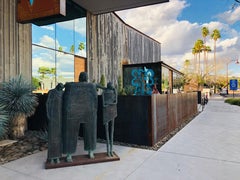 Celos, escultura de edición en bronce de un hombre con dos mujeres, Eduardo Oropeza