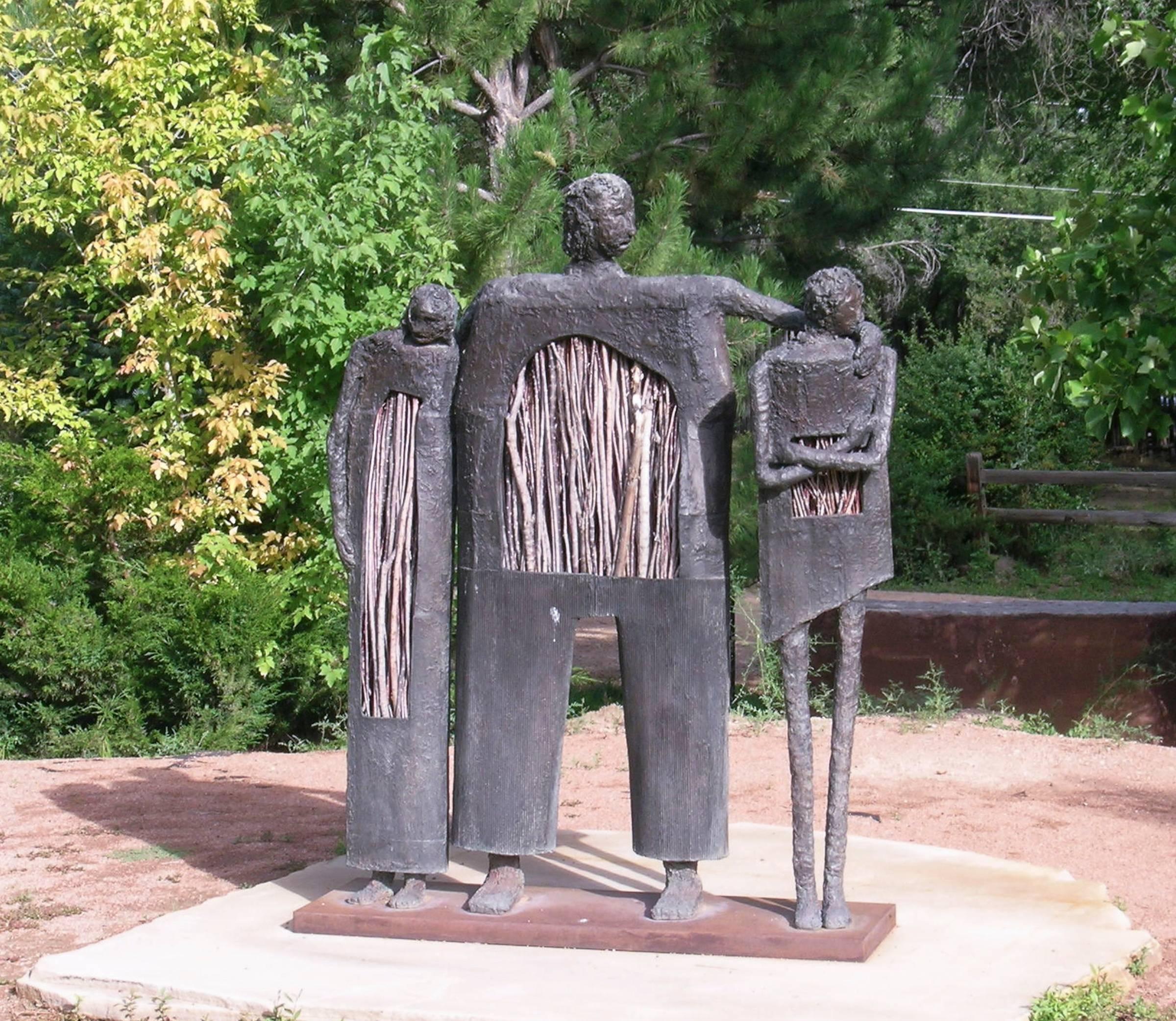 Celos, escultura de edición en bronce de un hombre con dos mujeres, Eduardo Oropeza
Celos, escultura de bronce y paja de un hombre con dos mujeres
edición de 12