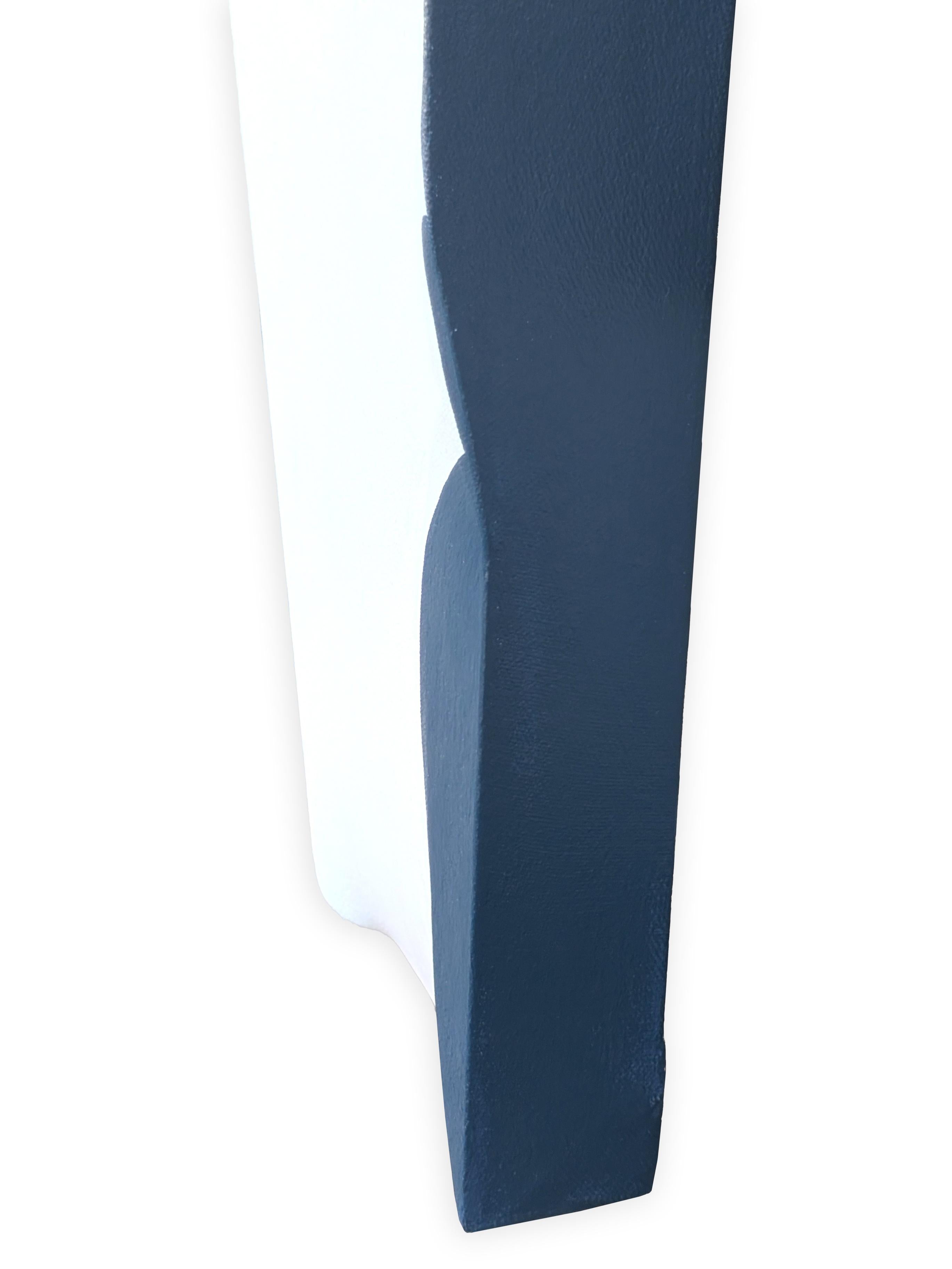 Quadro geometrico astratto contemporaneo su tela dell'artista salvadoregno di Houston Eduardo Portillo. L'opera presenta una tela tesa su un telaio tridimensionale per creare una superficie dinamica e sagomata, accentuata dal blu. Firmato e