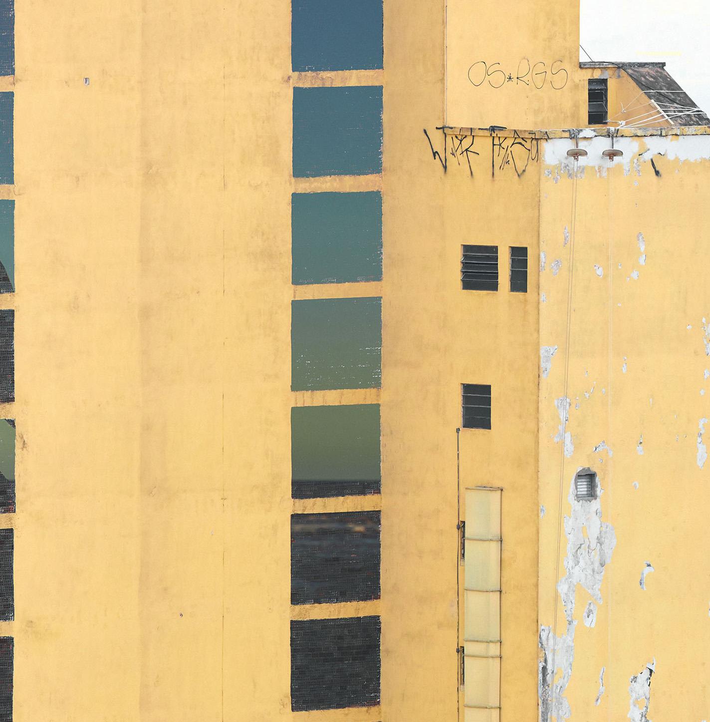 Maison de la plage. Extrait de la série Billboard - Moderne Photograph par Eduardo Rezende