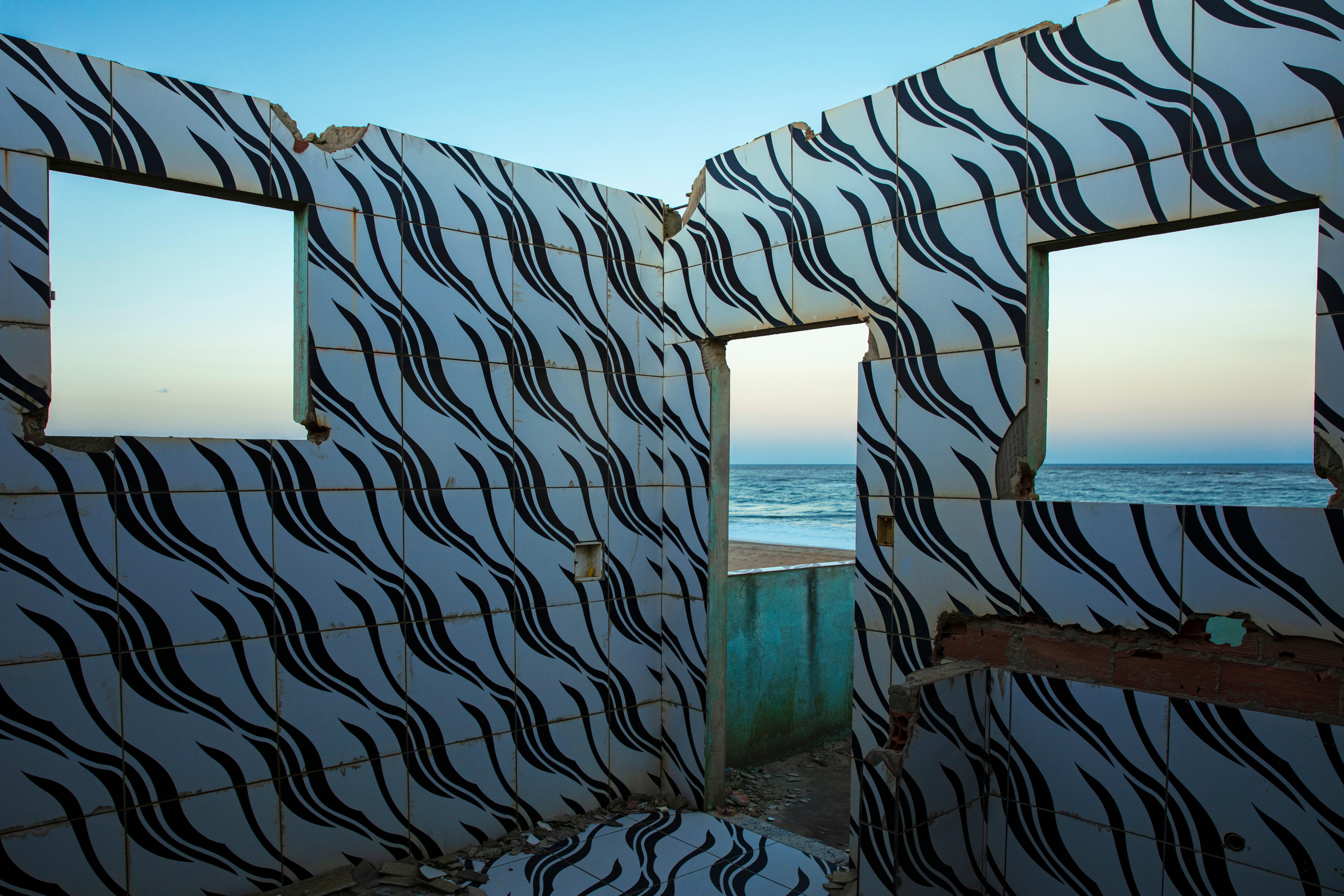 Color Photograph di Eduardo Rezende - Casa de Praia, Abstract Pigment Print on Canvas, 100x150 cm, 2024