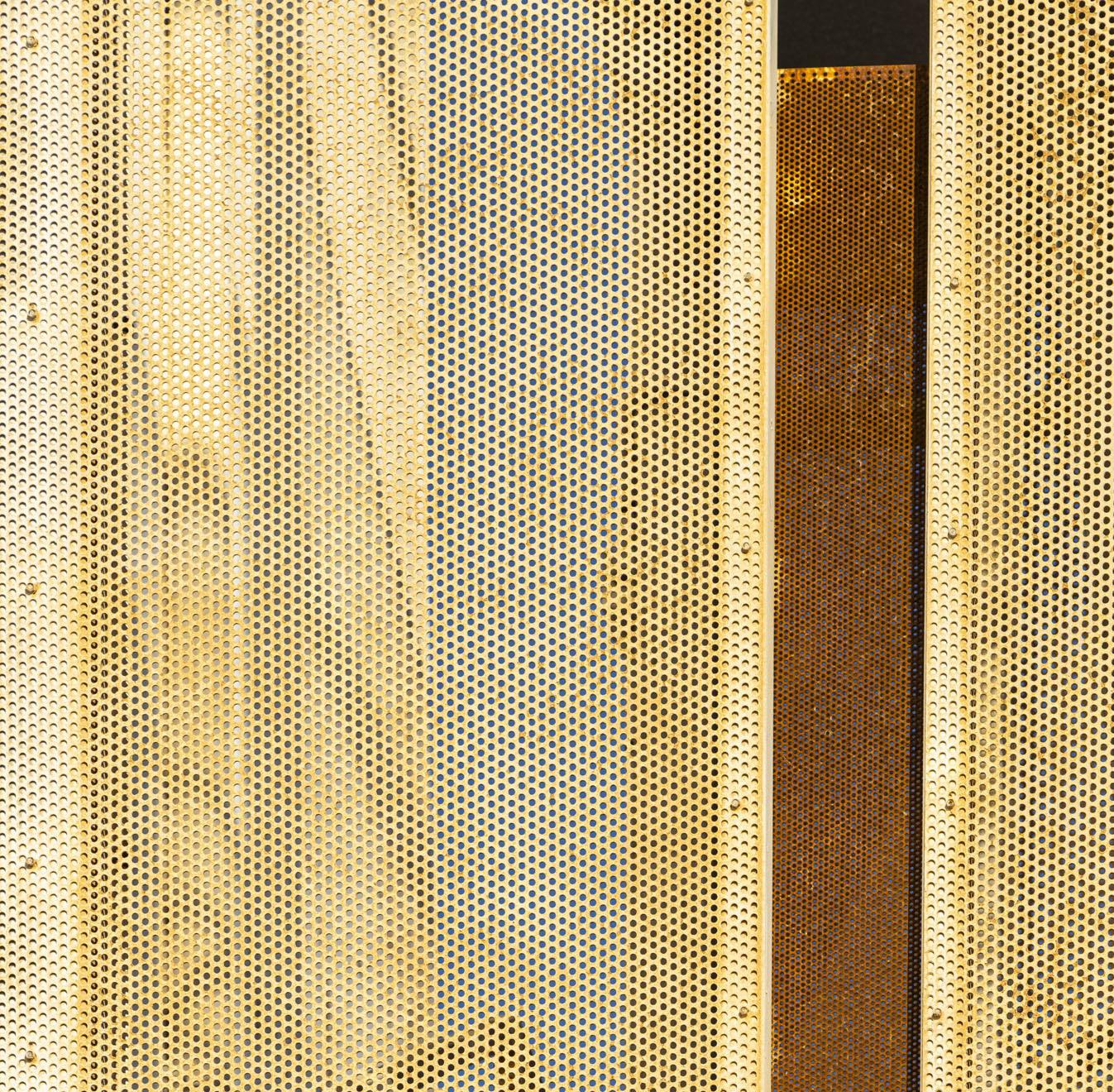 Près de la mer. De la série Lavori in Corso - Photograph de Eduardo Rezende