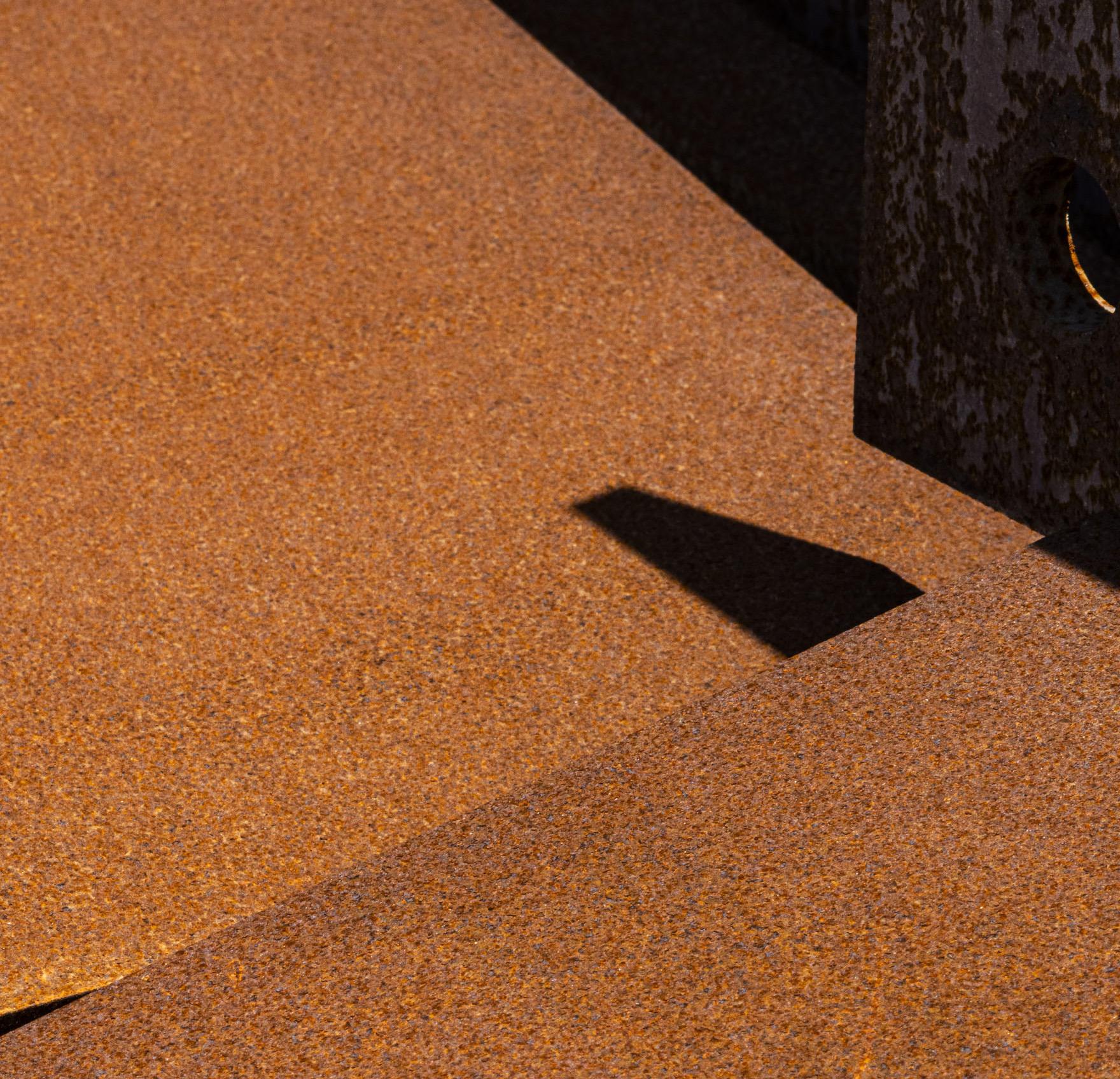 Deslocado. De la série Trama - Marron Abstract Photograph par Eduardo Rezende