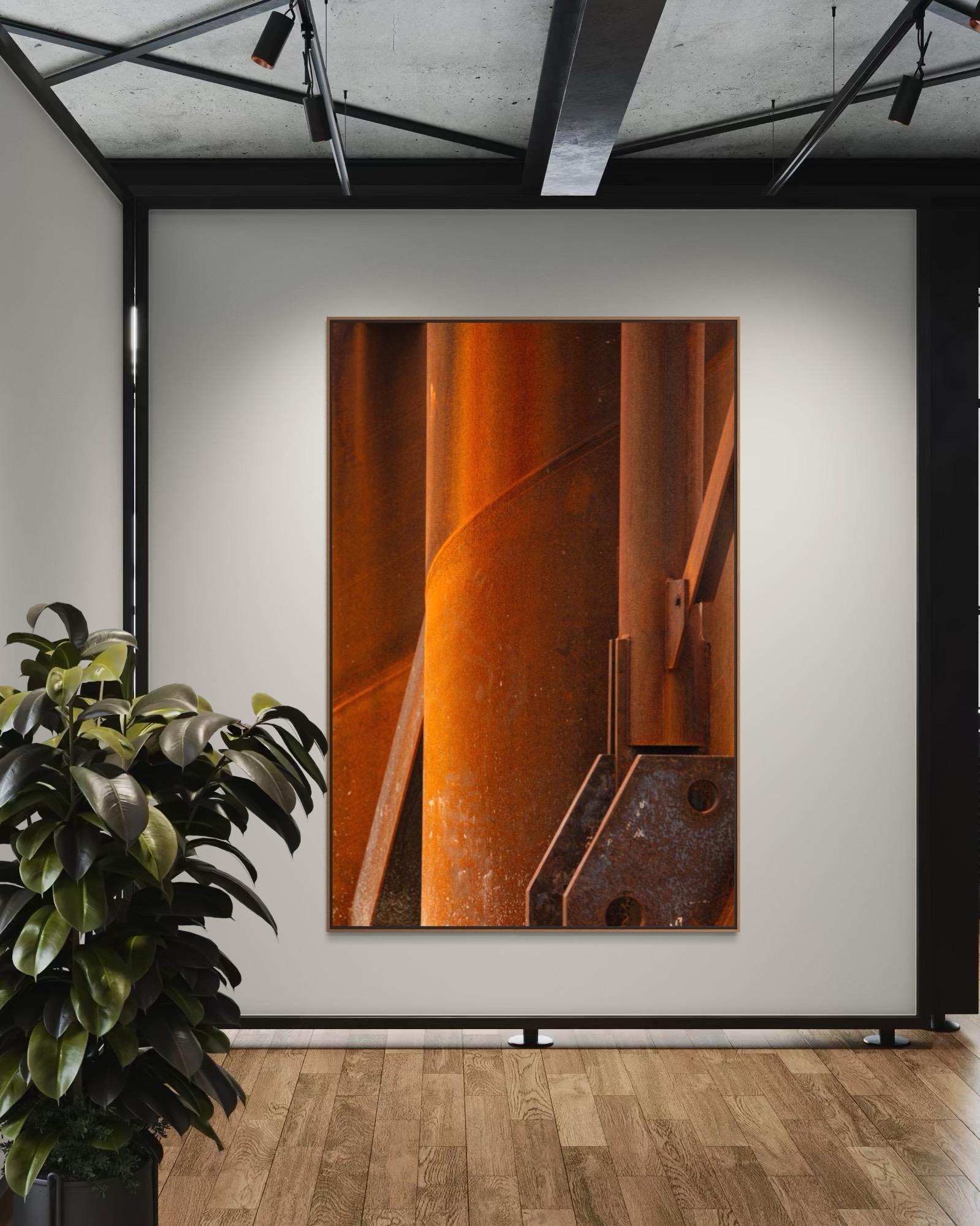 Part of Eduardo Rezende’s Trama series, this unique work explores the interplay between industrial material and abstraction. The composition reveals the rich tonalities of oxidized steel, where light transforms rigid structures into fluid geometry.