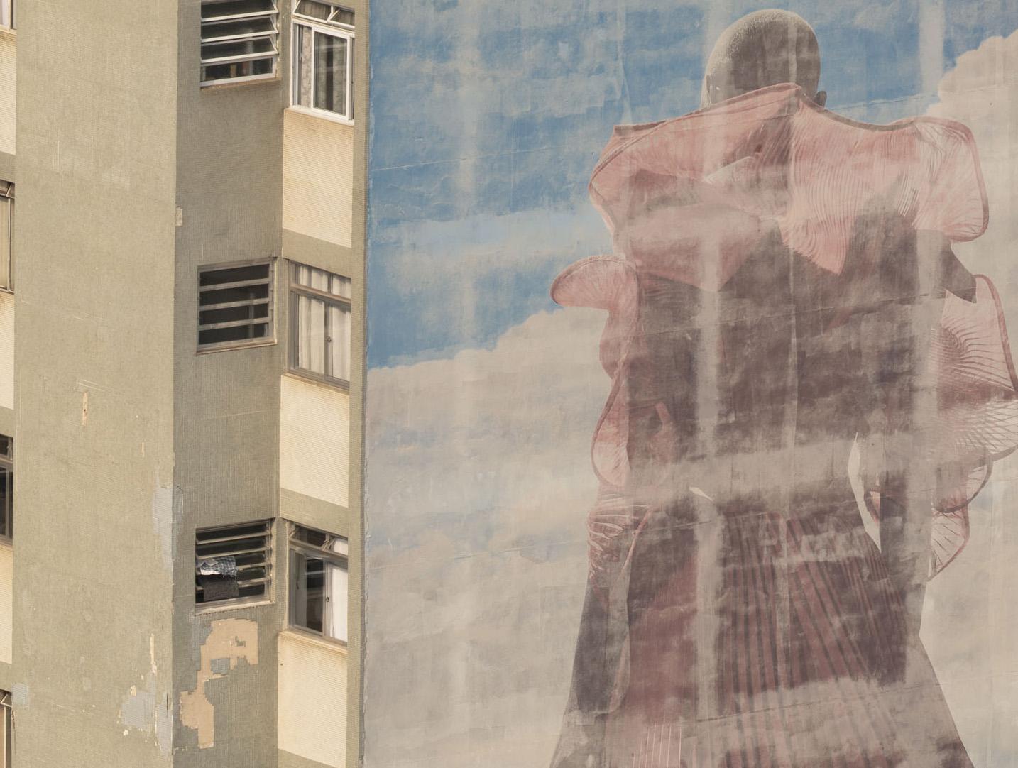 Reine de la  Quartier. Extrait de la série Billboard - Moderne Photograph par Eduardo Rezende