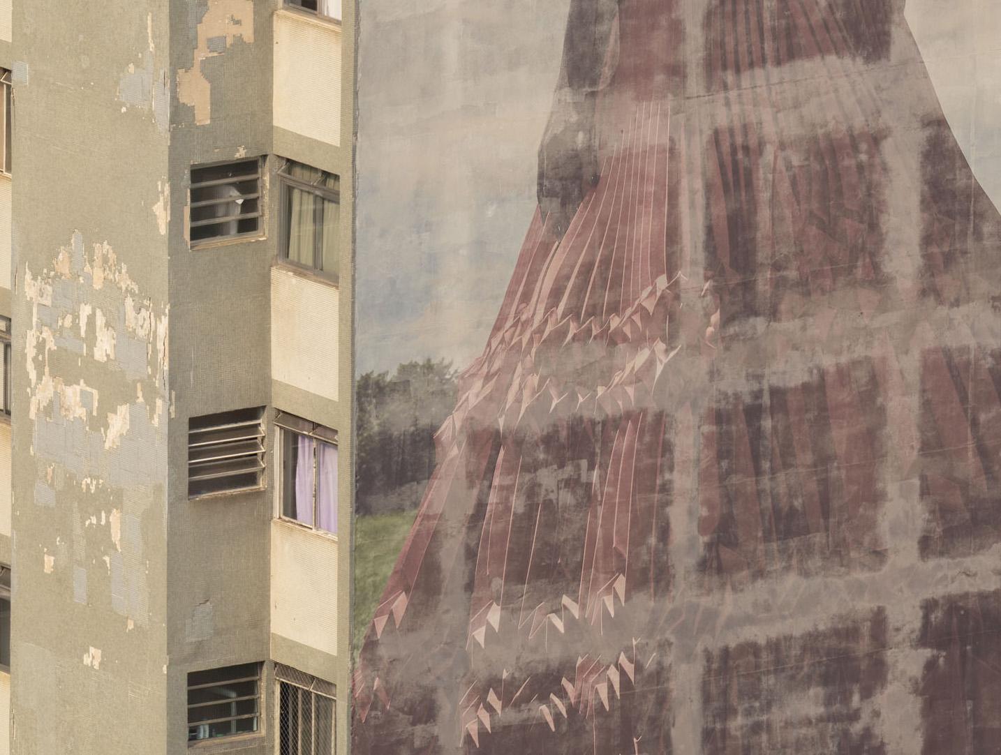 Reine de la  Quartier. Extrait de la série Billboard - Marron Landscape Photograph par Eduardo Rezende
