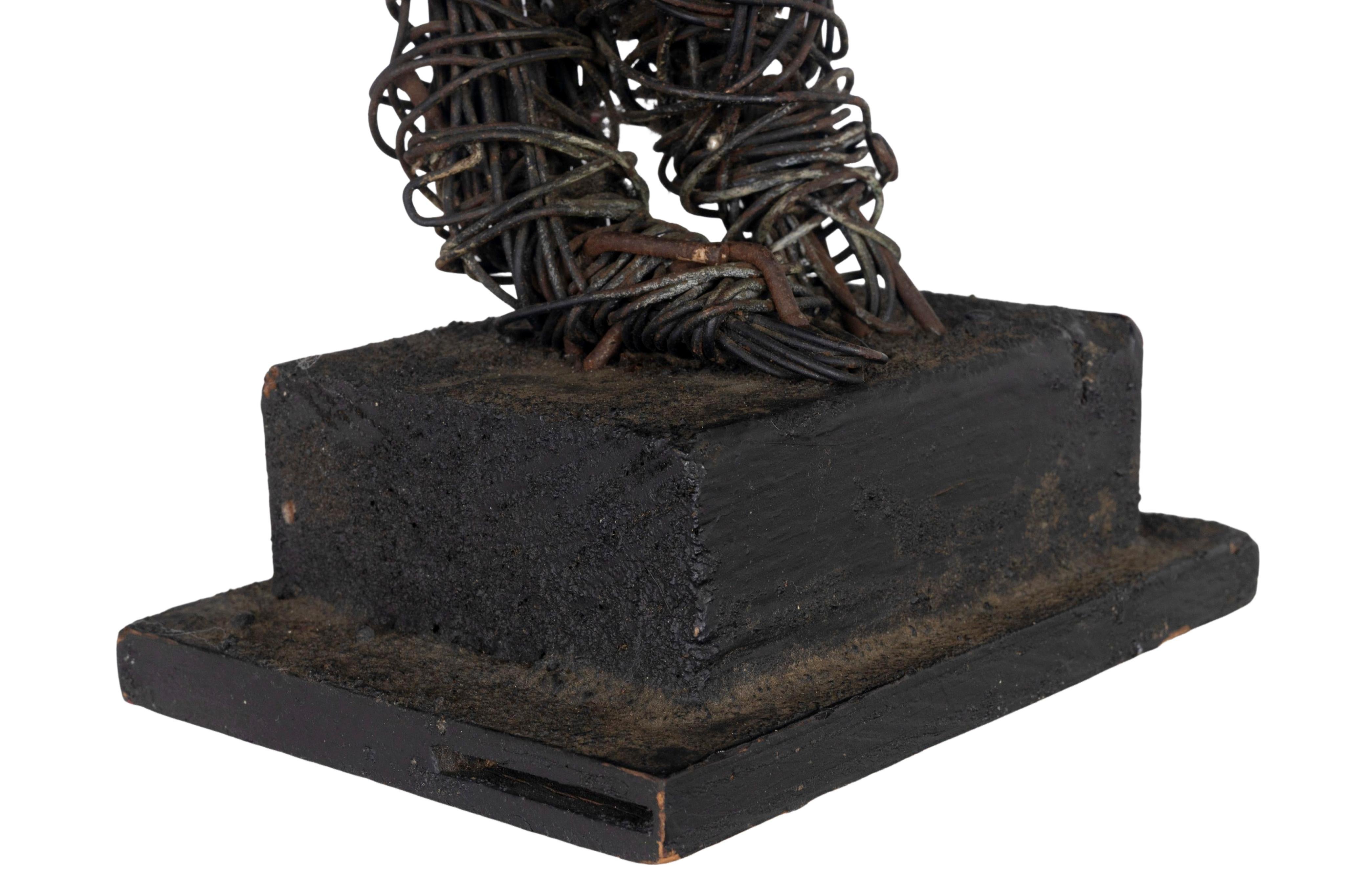 Eduardo Torres MCM Wire Newspaper Reader Sculpture en Bueno estado para la venta en Dallas, TX